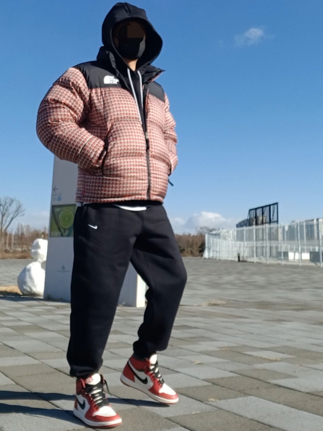Supreme x The North Face Studded Nuptse Jacket Red - 21SS, Jordan 1 Retro High OG Chicago 2022 착용 스타일