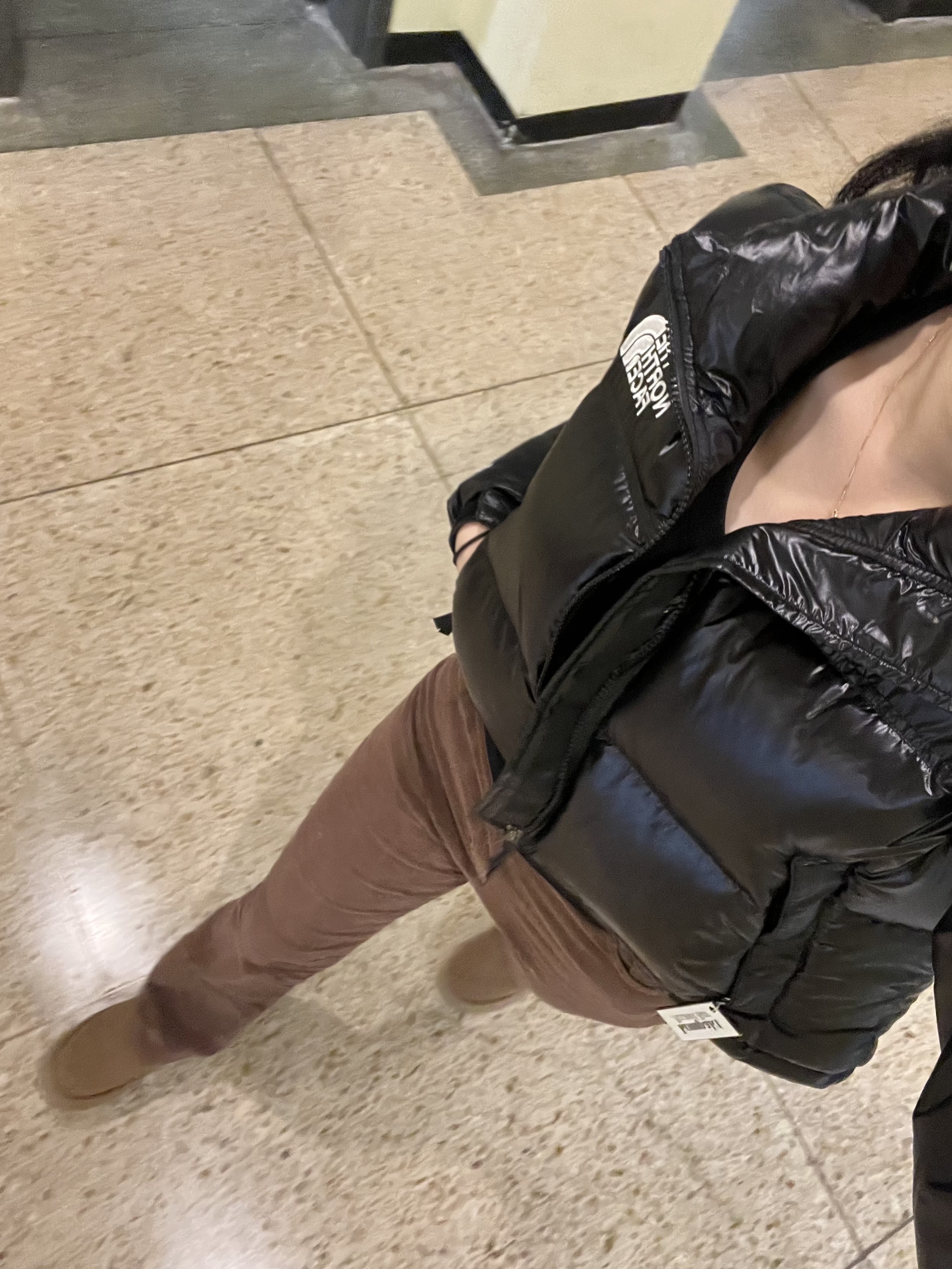 (W) The North Face Nuptse Short Jacket TNF Black, (W) UGG Classic Short II Boots Chestnut 착용 스타일