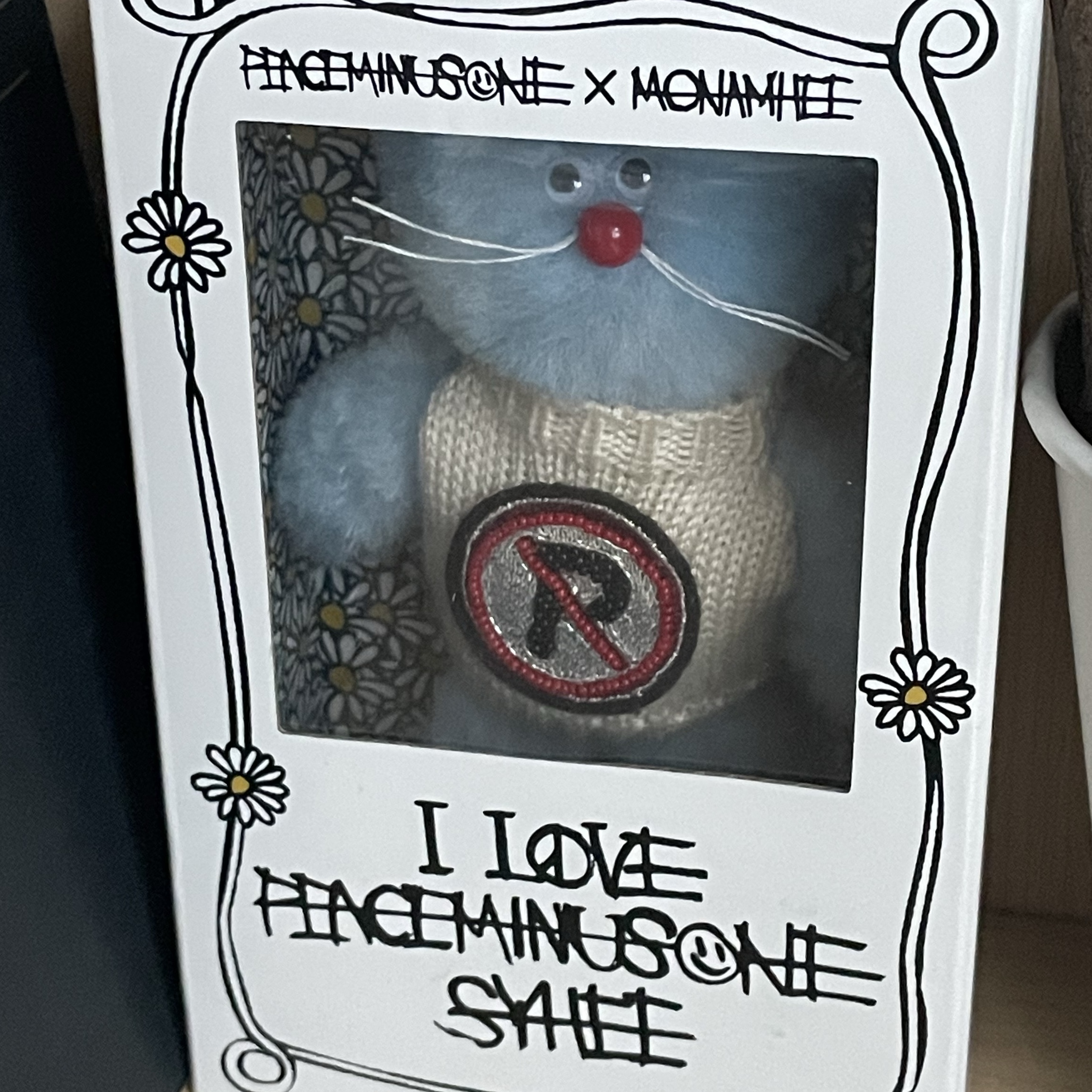 Monamhee x Peaceminusone Syhee Plush Keyring 착용 스타일 - 1