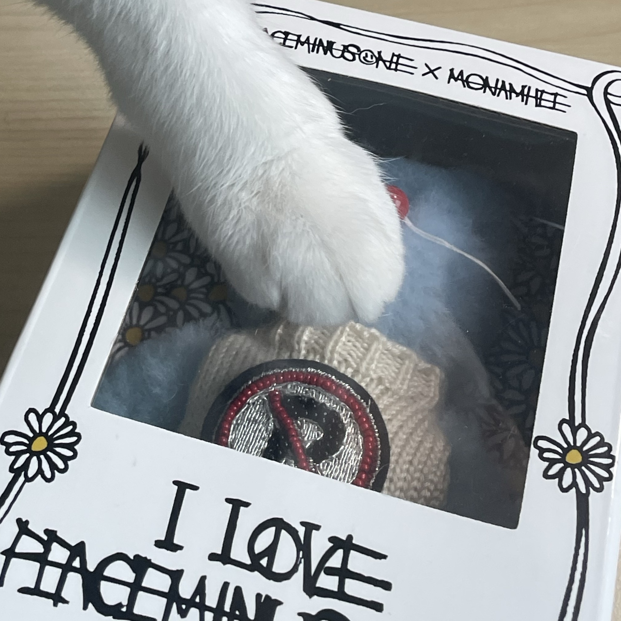 Monamhee x Peaceminusone Syhee Plush Keyring 착용 스타일 - 2