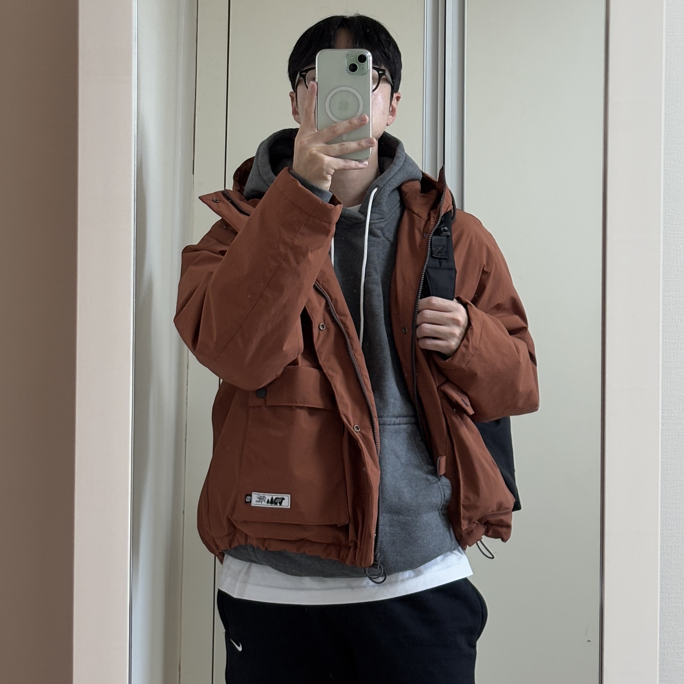 Clarks Wallabee Black Suede, Nike NRG Solo Swoosh Fleece Pants Black White - Asia 착용 스타일 - 2