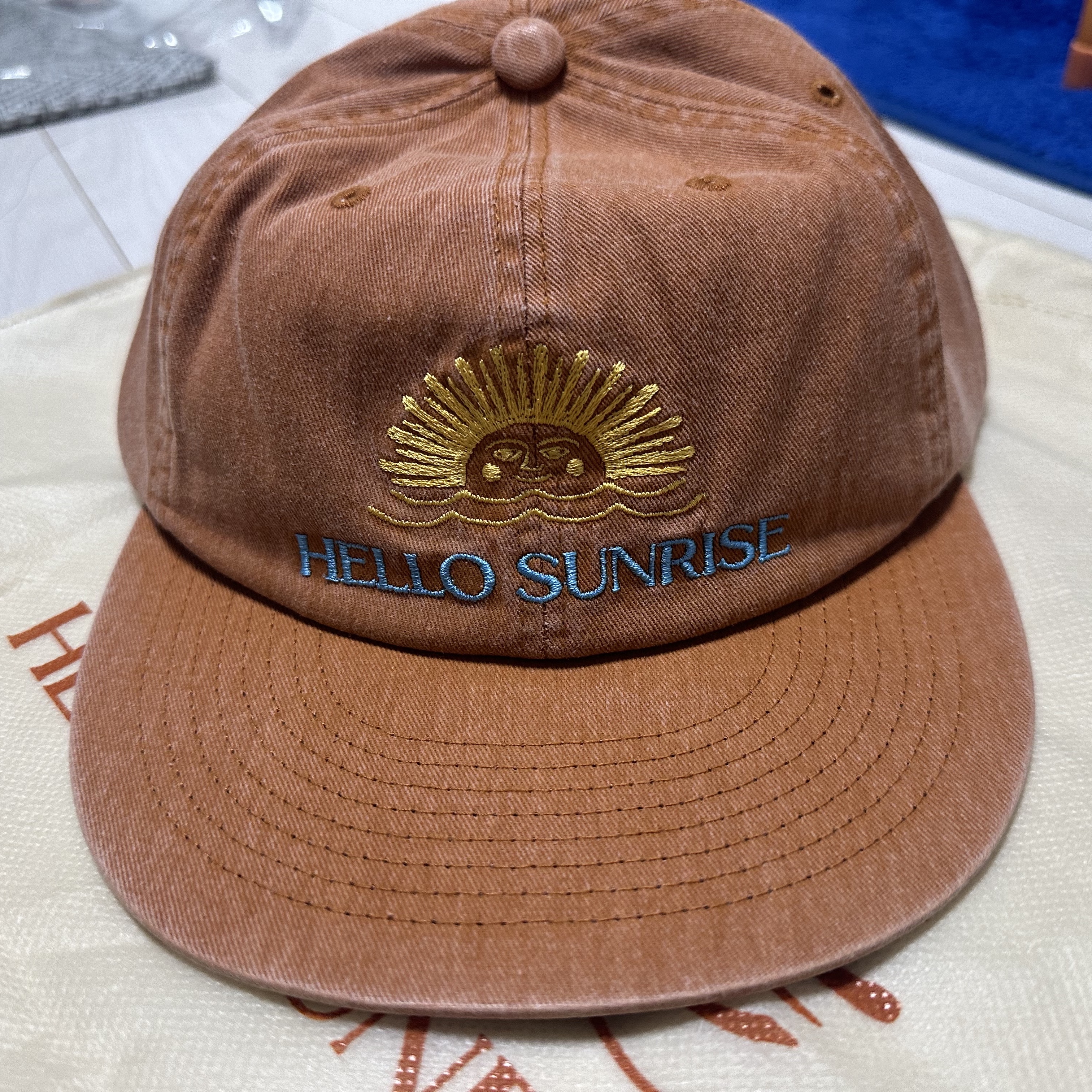 Hello Sunrise Washed Two Tone Logo 6Panel Cap Brown 착용 스타일 - 2