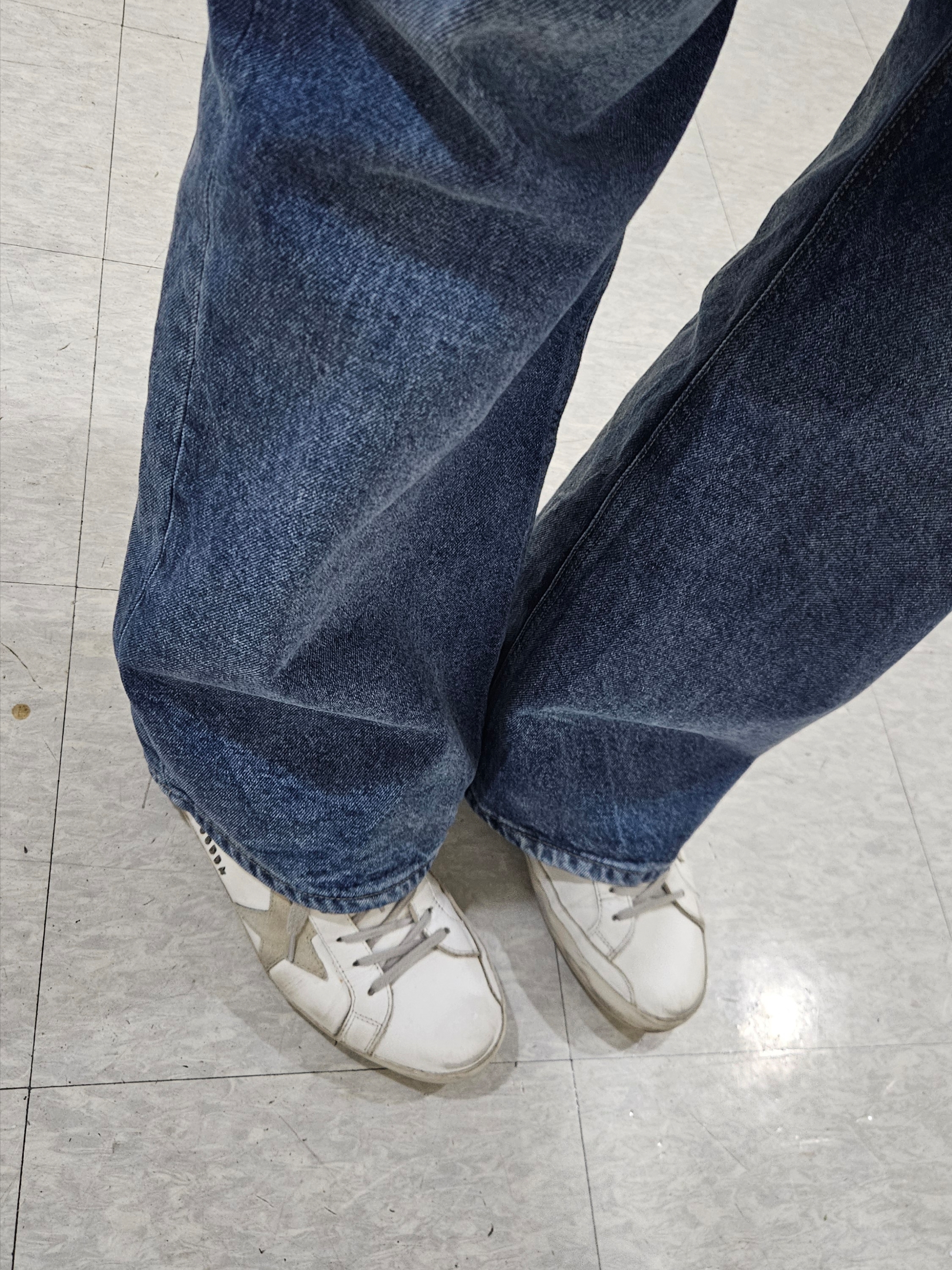 Golden Goose Superstar White Silver Heel Tab Sneakers 착용 스타일