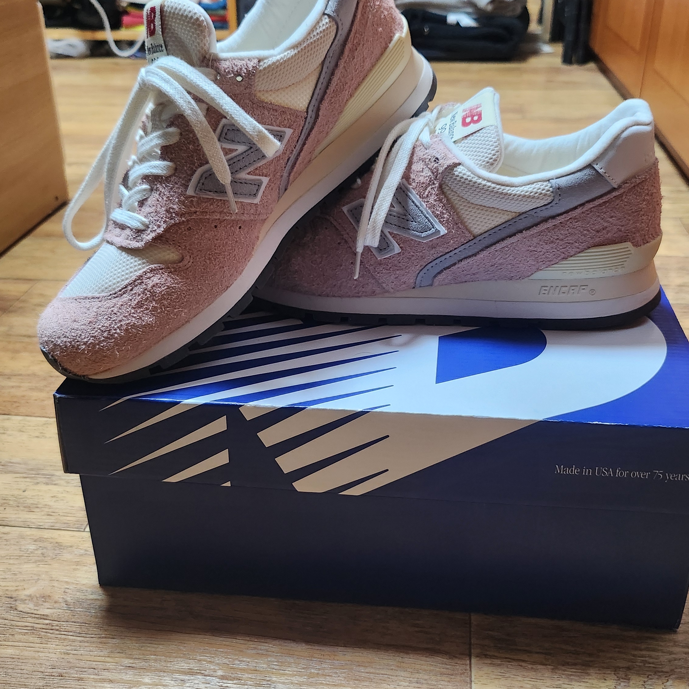 New Balance Made in USA 996 Pink Haze Silver 착용 스타일 - 1