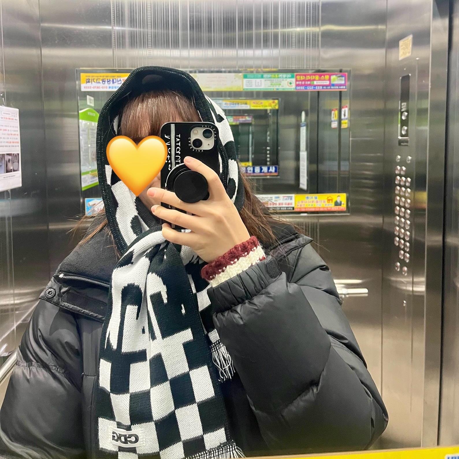 CDG Logo Check Muffler White Black 착용 스타일 - 3