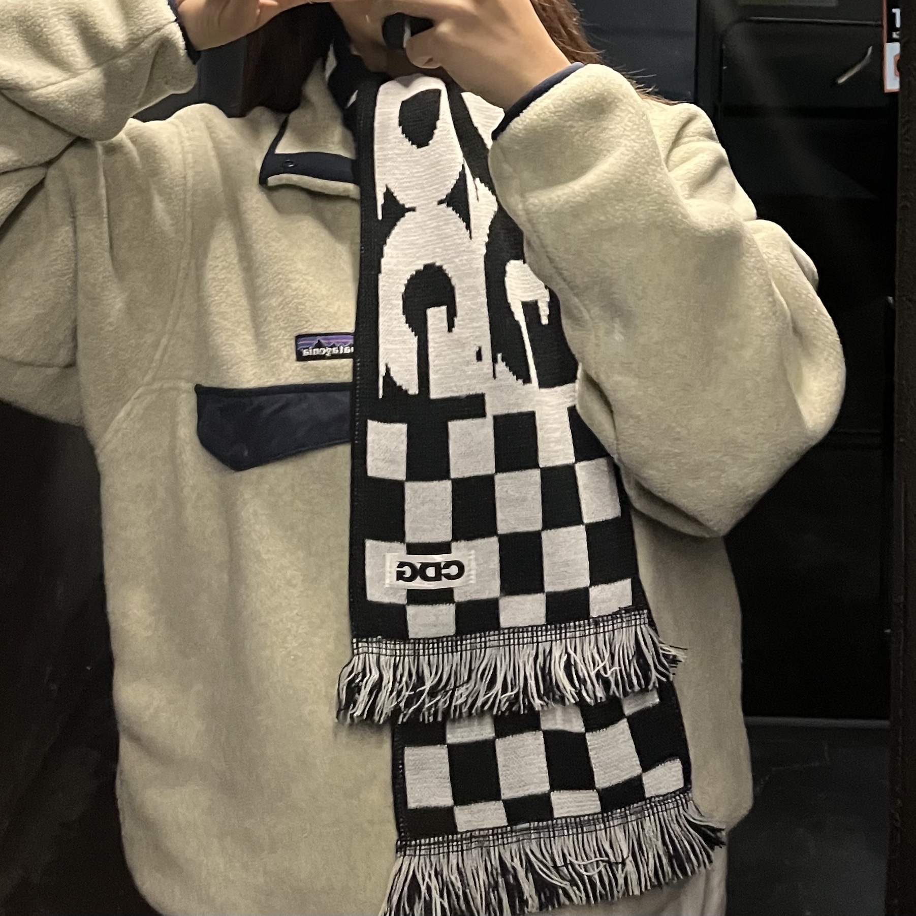CDG Logo Check Muffler White Black 착용 스타일 - 2