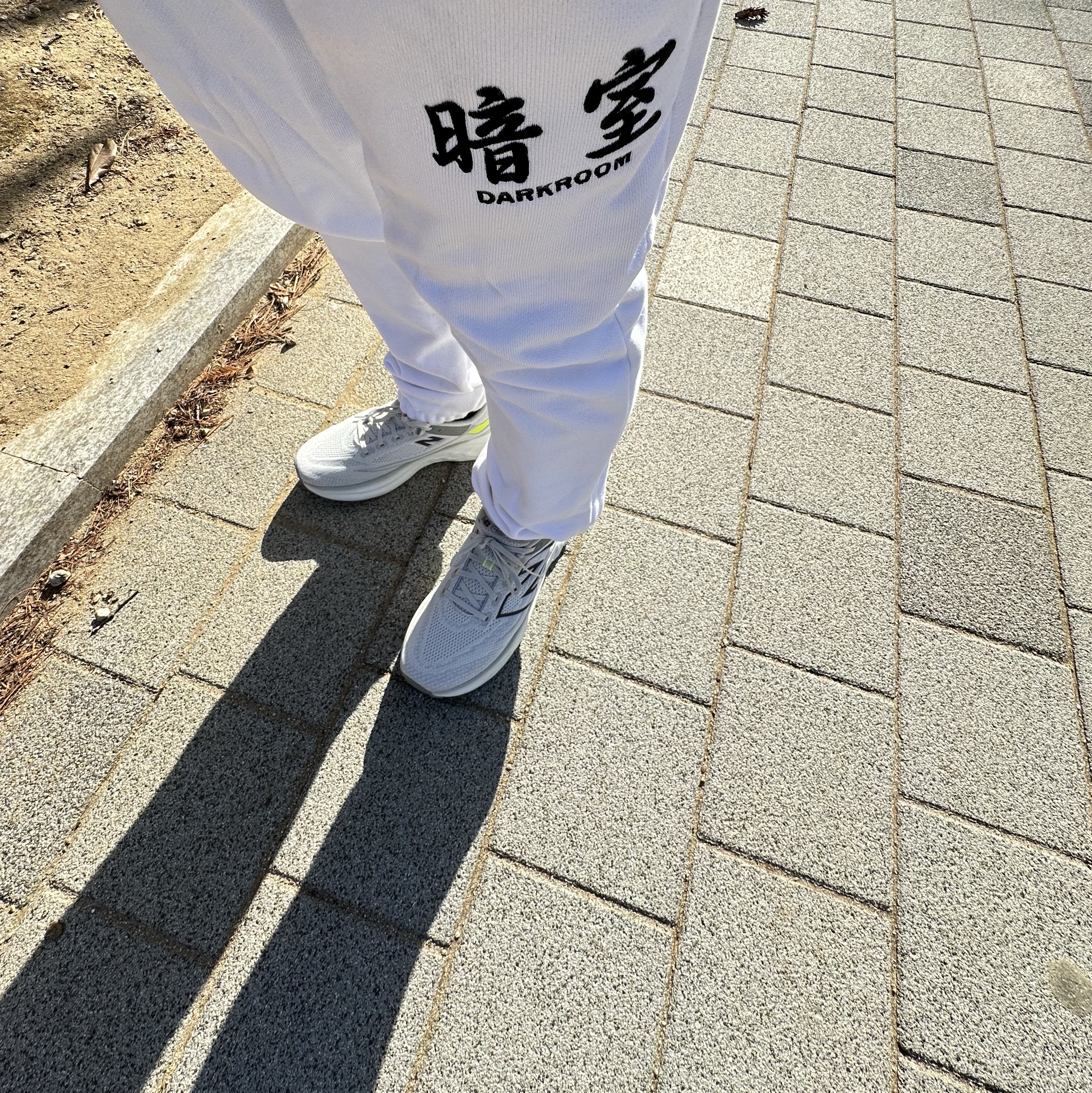 Darkr8m Studio Basic Logo Sweatpants White 착용 스타일