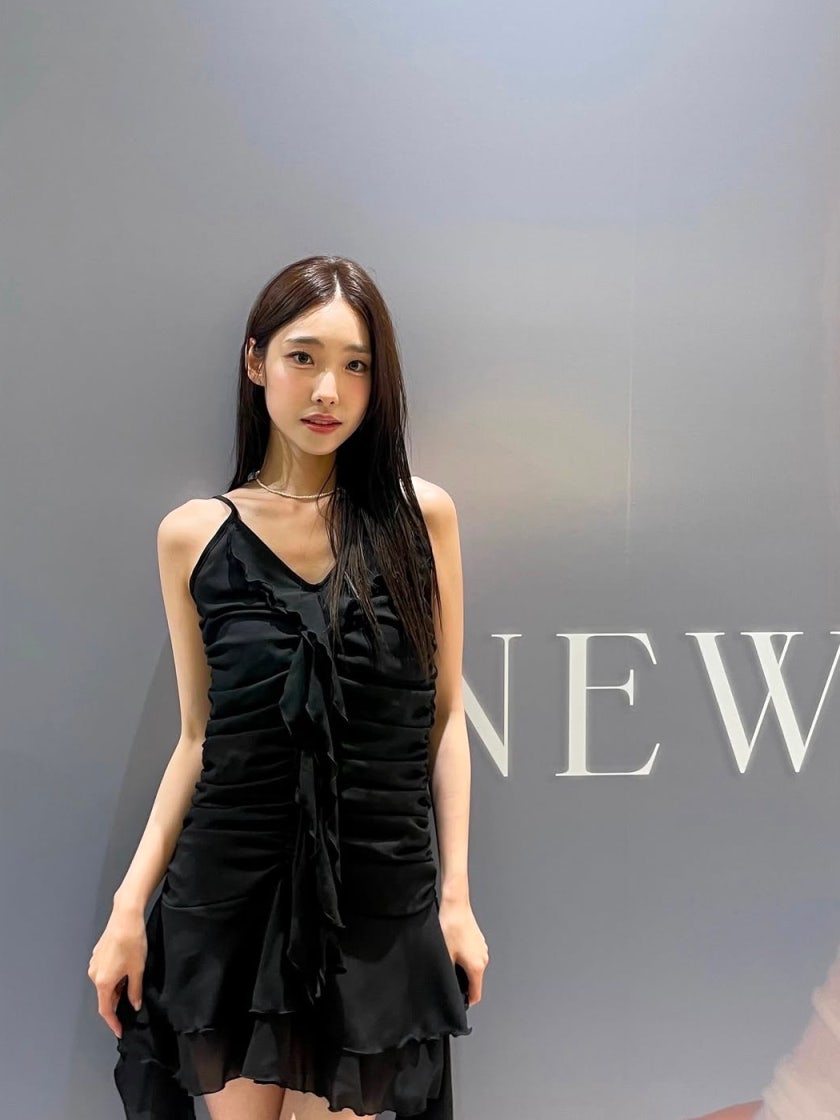 뉴얼린 벨 셔링 언발란스 쉬폰 드레스 블랙 | NEWALRIN | KREAM 뉴얼린 벨 셔링 언발란스 쉬폰 드레스 블랙 | NEWALRIN | KREAM