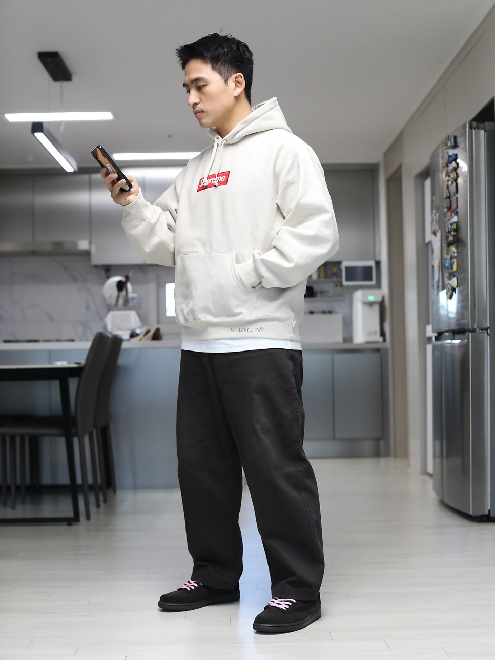 Supreme Box Logo Hooded Sweatshirt Stone - 24FW, Jordan 1 x Travis Scott Retro Low OG SP Velvet Brown and Dark Mocha 착용 스타일 - 2