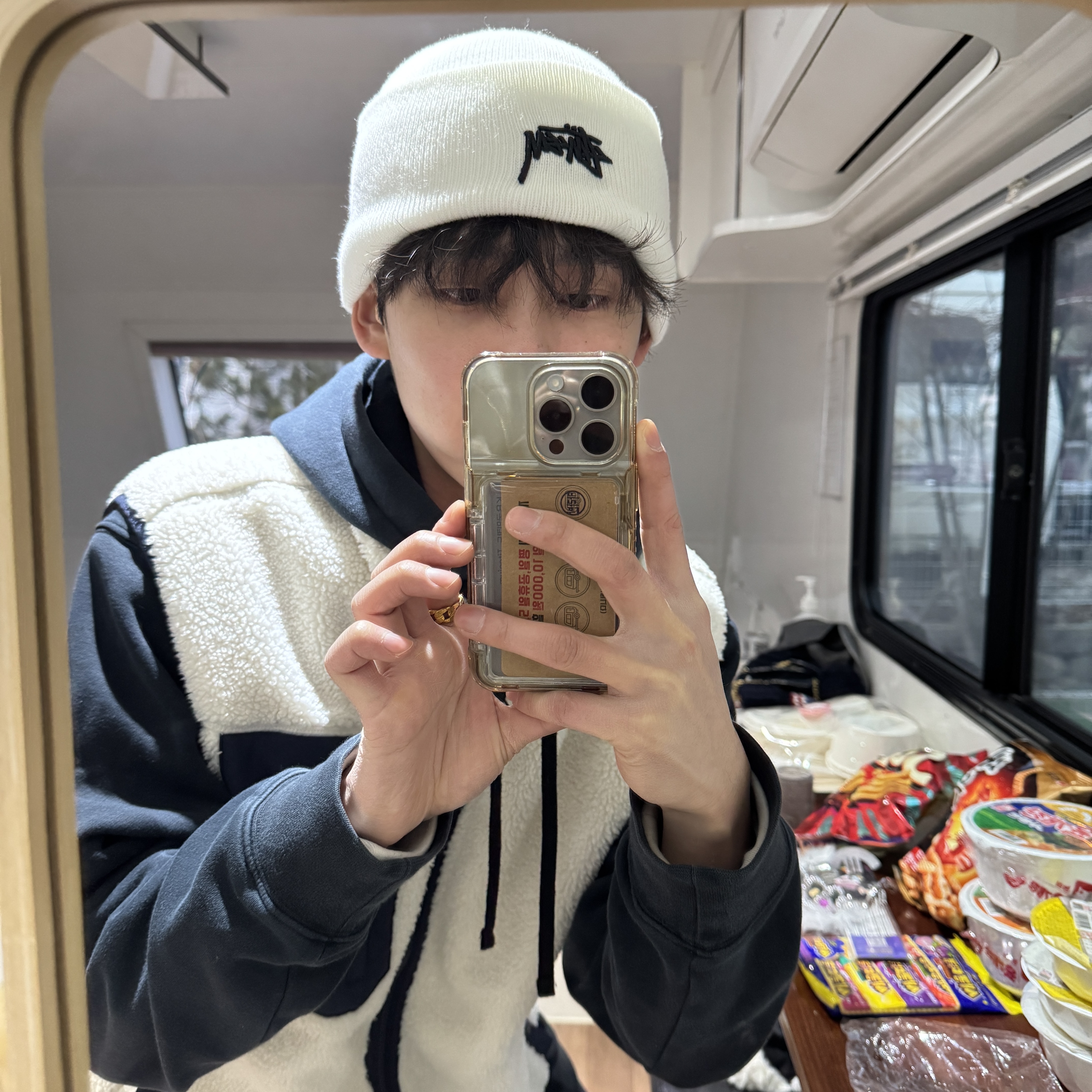 Nike x Stussy NRG Cuffed Beanie Summit White 착용 스타일 - 1