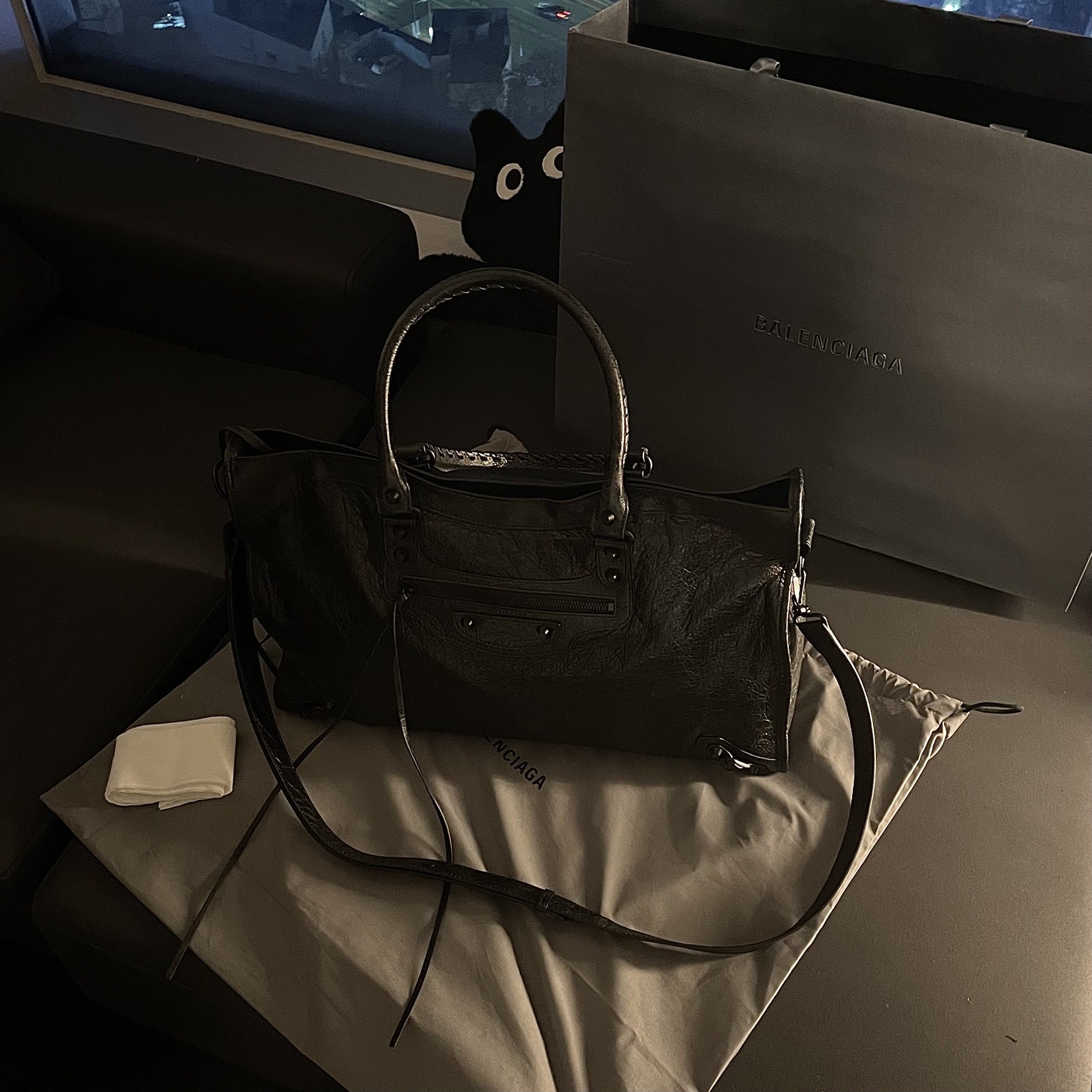 Balenciaga Le City Large Bag Black, Balenciaga Le City Travel Bag Black 착용 스타일 - 1