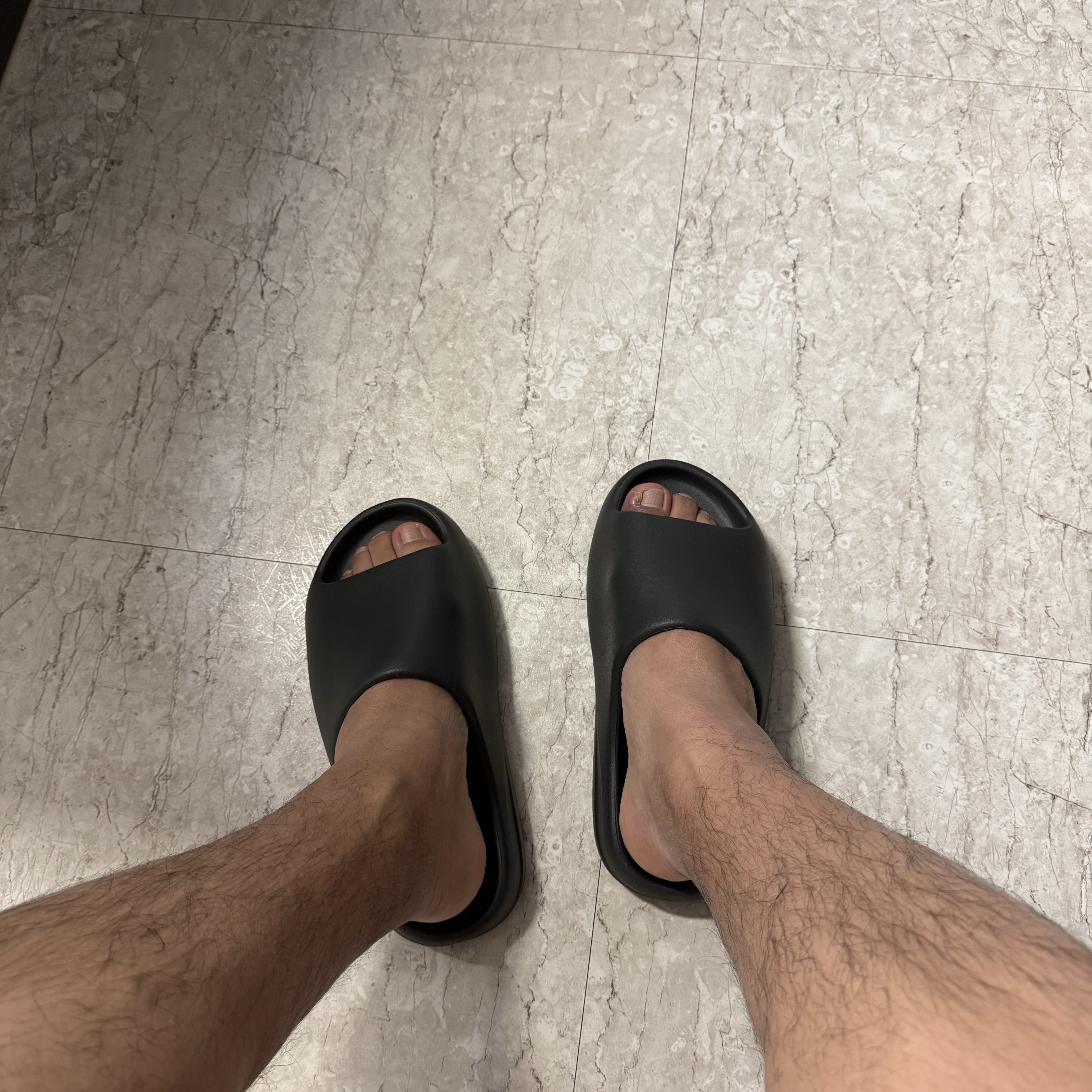 Adidas Yeezy Slide Dark Onyx 2024 착용 스타일 - 2