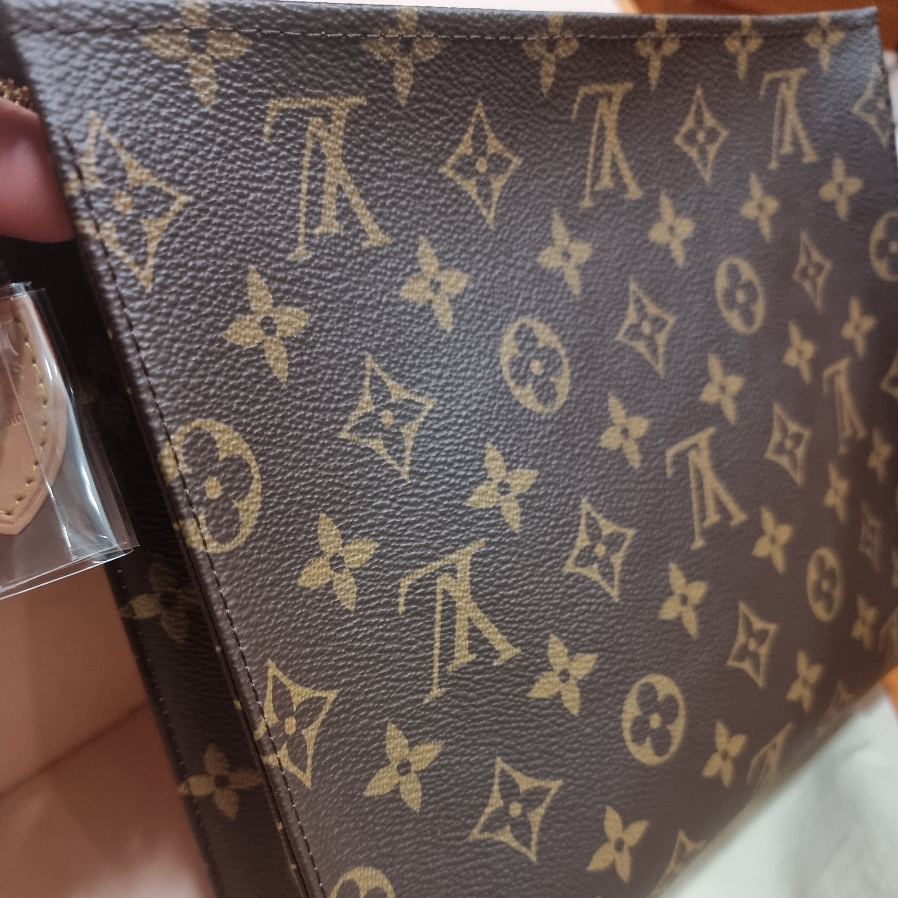 Louis Vuitton Toiletry Pouch 26 Monogram 착용 스타일