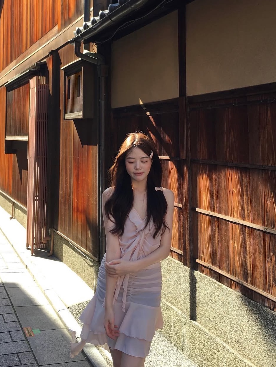 Newalrin Bell Shirring Unbalanced Chiffon Dress Black, Newalrin Bell Shirring Unbalanced Chiffon Dress Babypink 착용 스타일