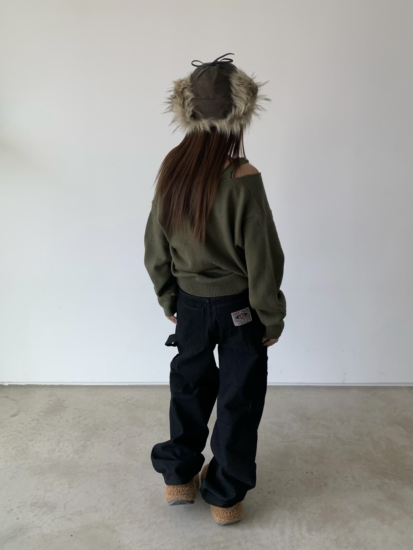 Crocs x Lil Nas X Mega Crush Clog Black Brown, Open Yy Faux Fur Corduroy Earflap Cap Khaki 착용 스타일 - 1