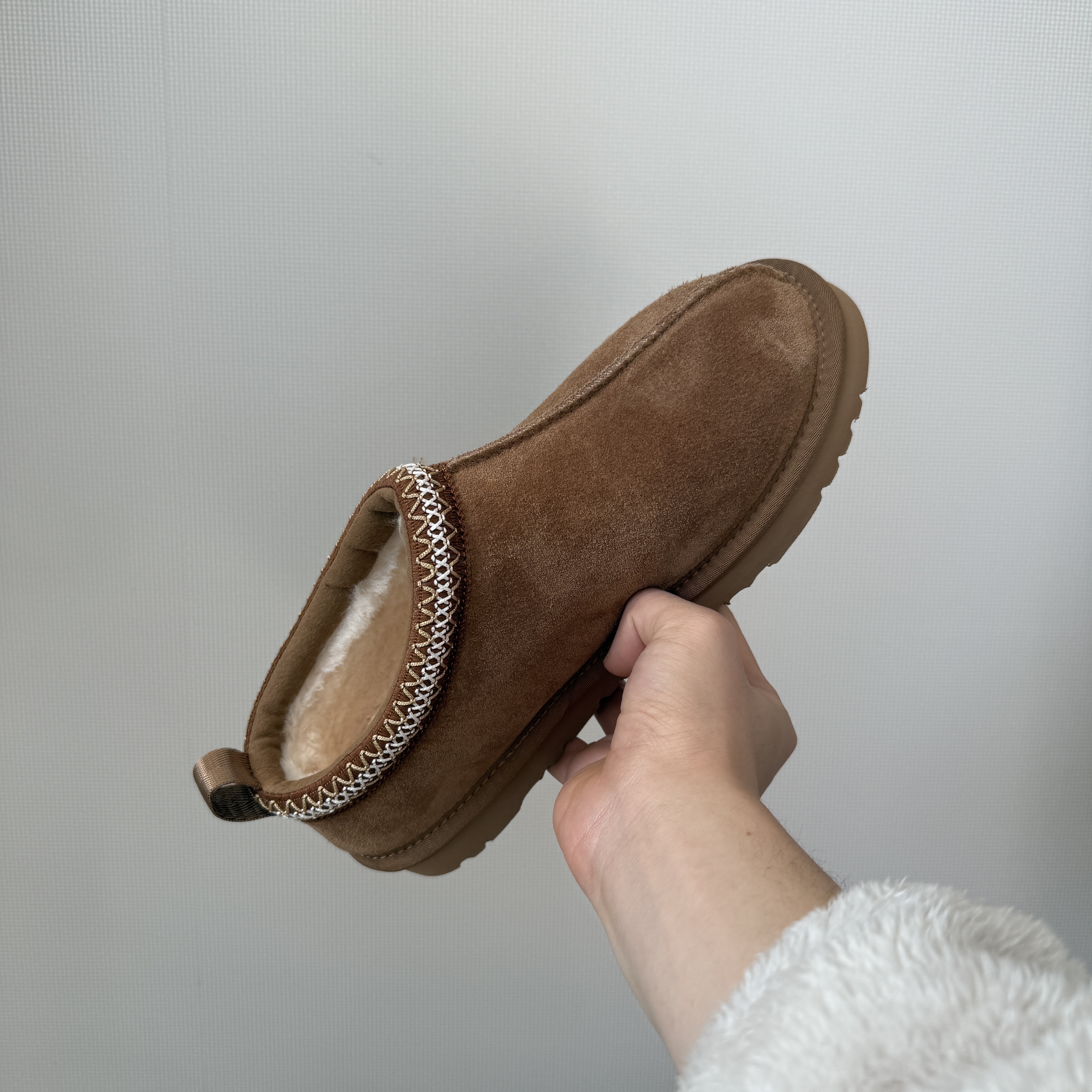 UGG Tasman Slipper Chestnut 착용 스타일