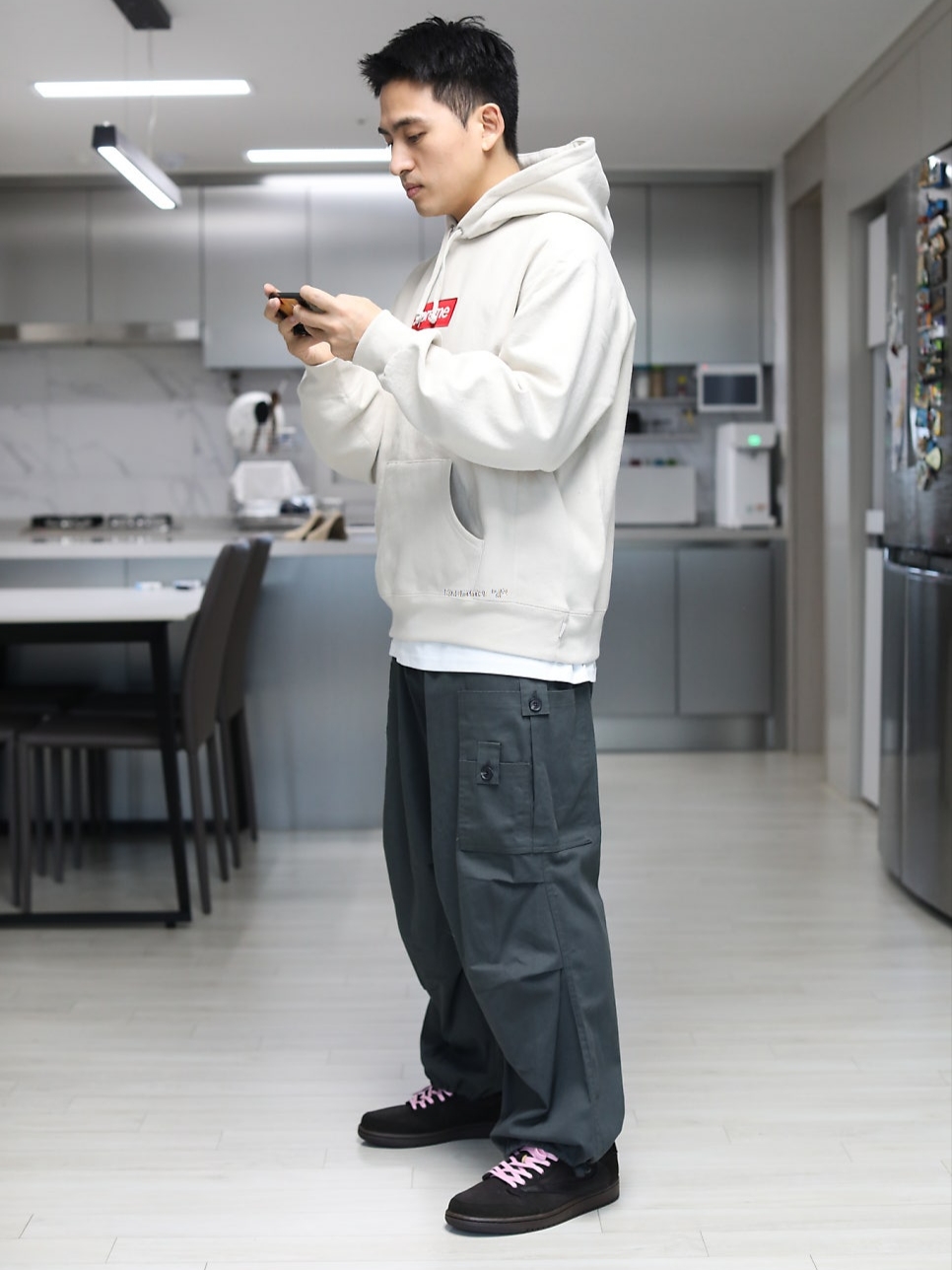 Supreme Box Logo Hooded Sweatshirt Stone - 24FW, Jordan 1 x Travis Scott Retro Low OG SP Velvet Brown and Dark Mocha 착용 스타일 - 1
