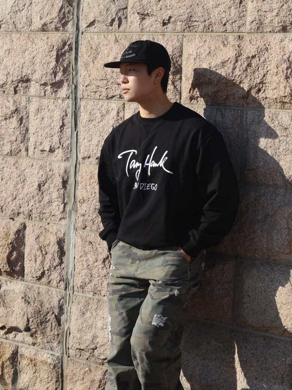 TONY HAWK Tony Logo Crewneck Black 착용 스타일 - 2