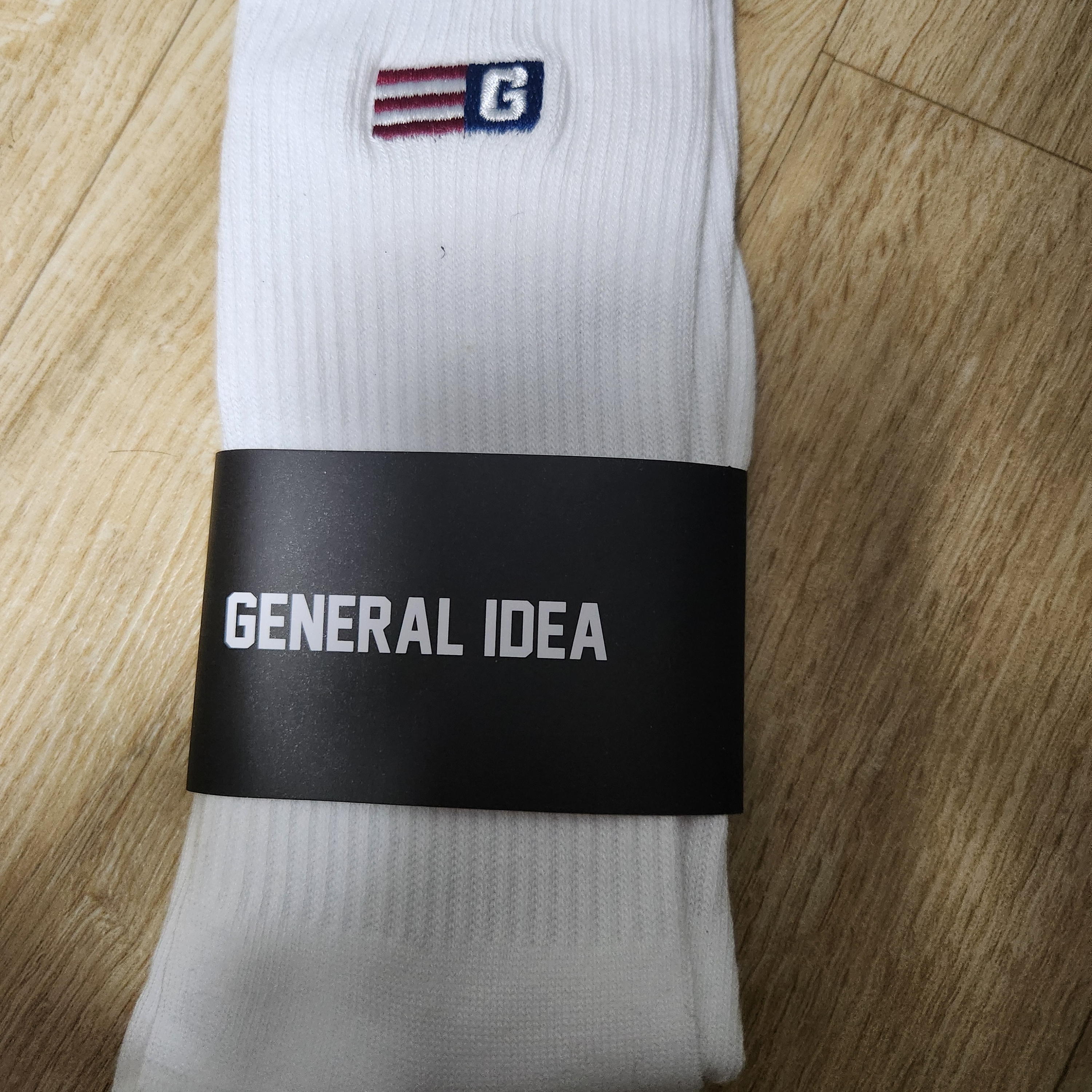 General Idea Unisex Logo Point Socks White 착용 스타일
