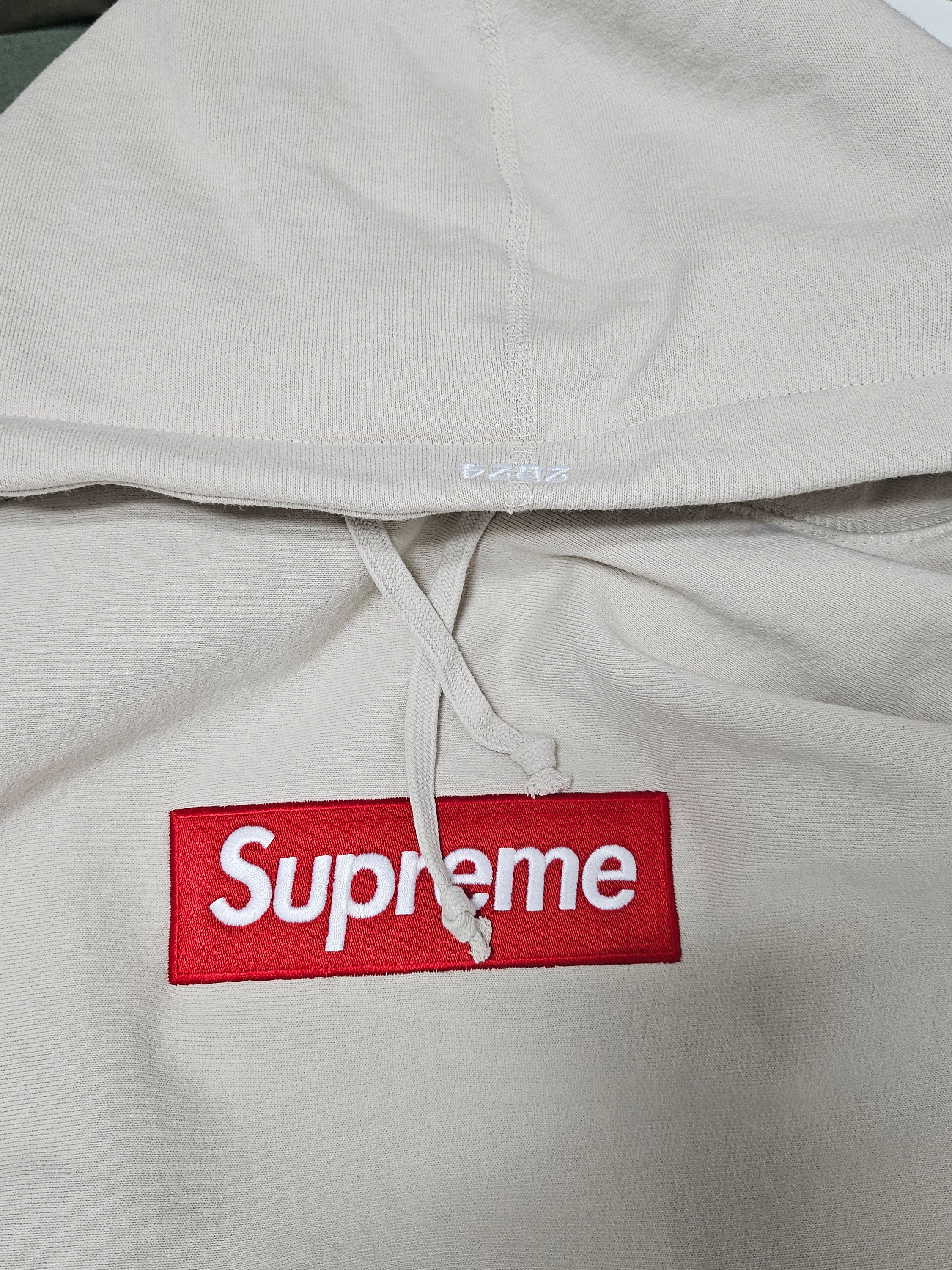 Supreme Box Logo Hooded Sweatshirt Stone - 24FW, Jordan 1 x Travis Scott Retro Low OG SP Reverse Olive 착용 스타일 - 2