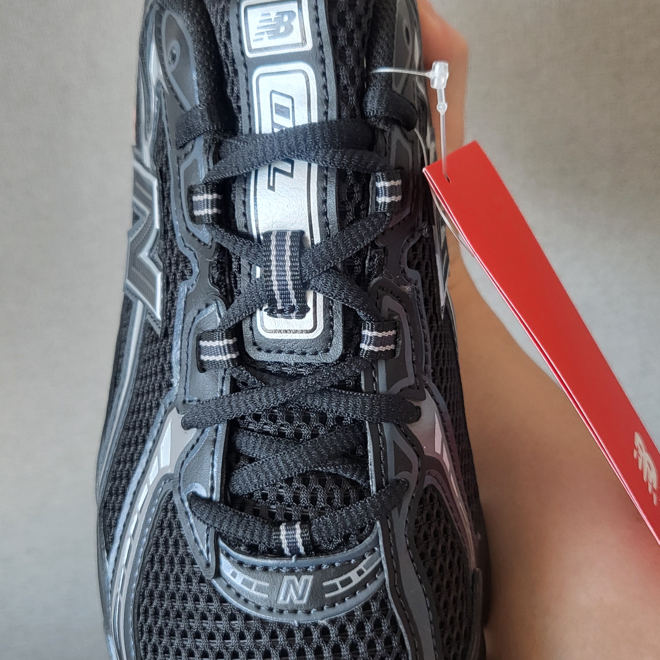 New Balance 740v2 Black Silver Metallic 착용 스타일 - 3
