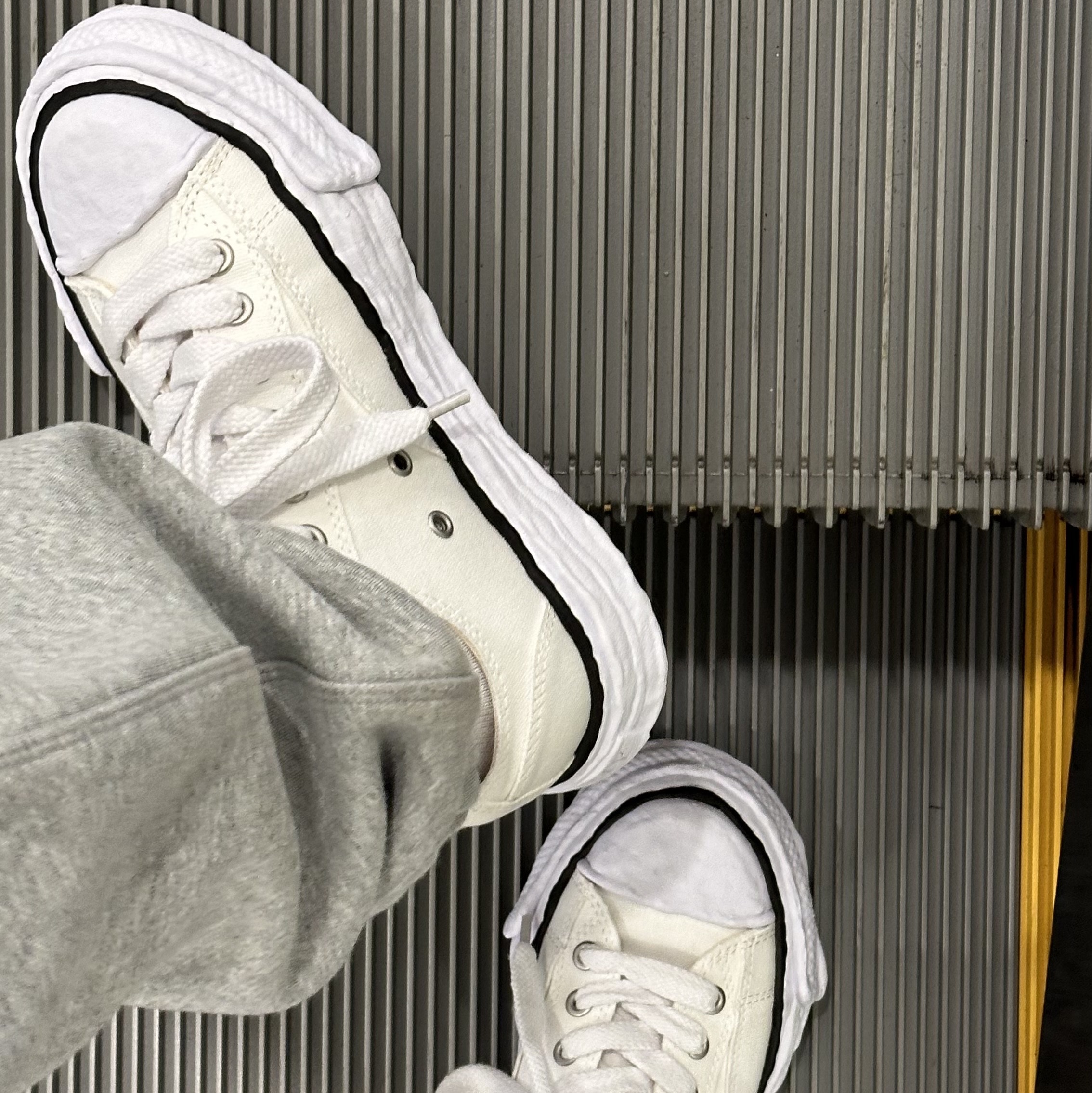 Maison Mihara Yasuhiro Peterson23 OG Sole Canvas Low-top Sneakers White 착용 스타일 - 2