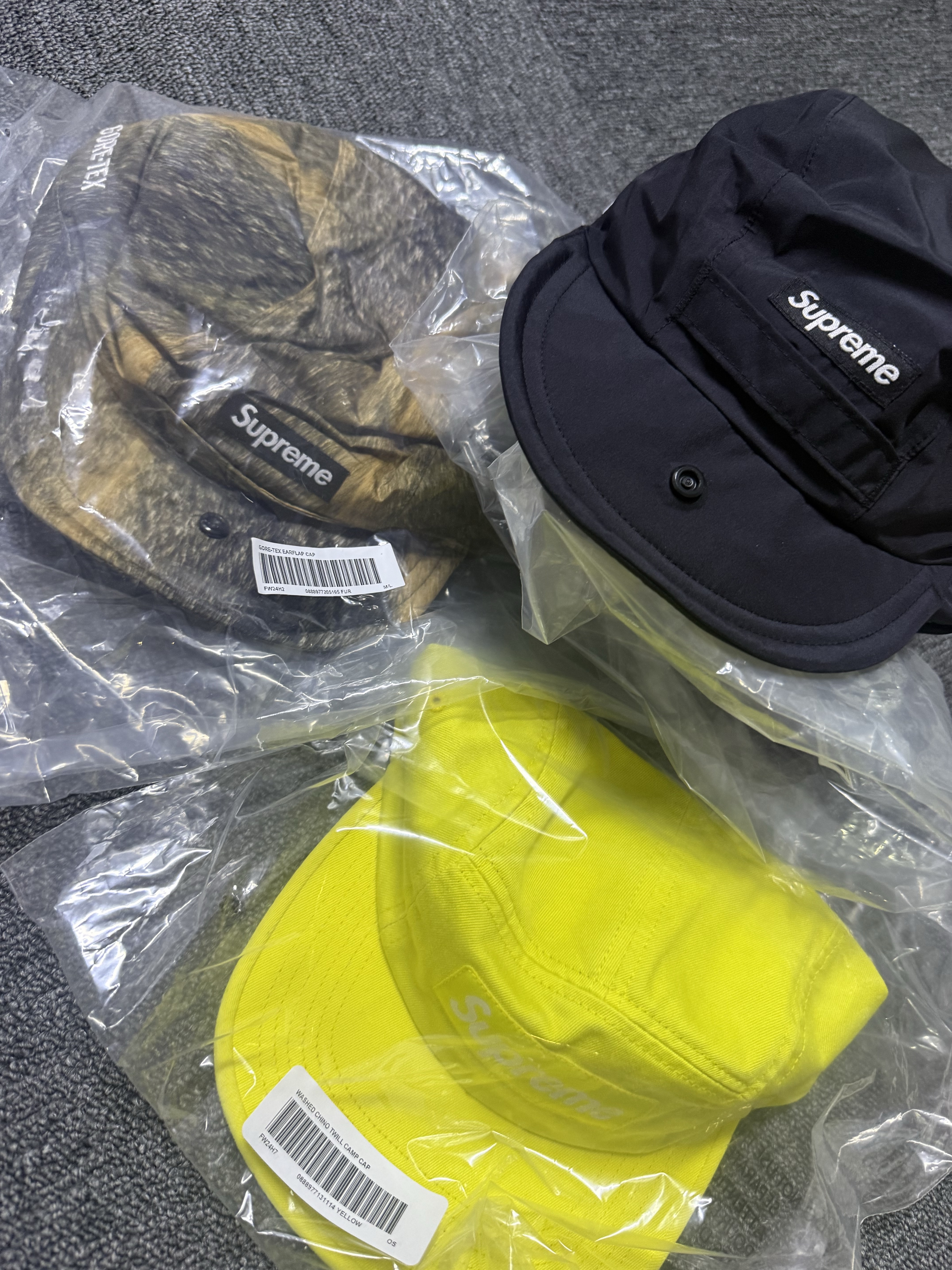 Supreme Gore-Tex Earflap Cap Black - 24FW, Supreme Gore-Tex Earflap Cap Fur Print - 24FW 착용 스타일 - 1