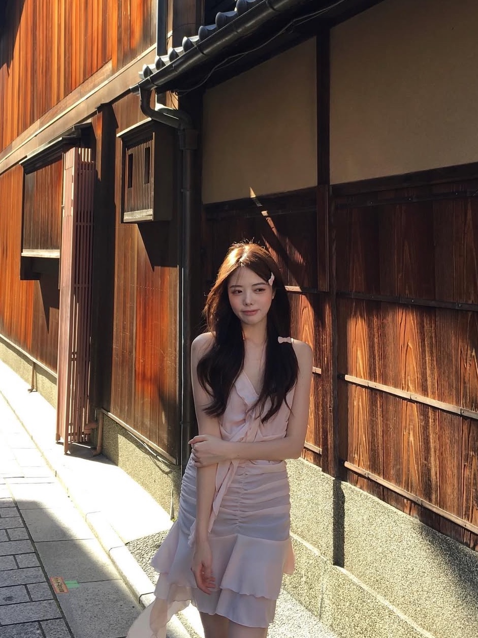 Newalrin Bell Shirring Unbalanced Chiffon Dress Black, Newalrin Bell Shirring Unbalanced Chiffon Dress Babypink 착용 스타일