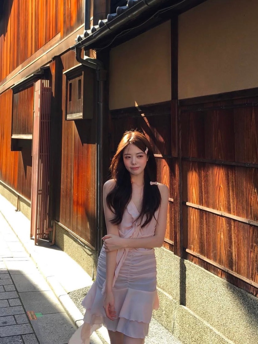 뉴얼린 벨 셔링 언발란스 쉬폰 드레스 블랙 | NEWALRIN | KREAM 뉴얼린 벨 셔링 언발란스 쉬폰 드레스 블랙 | NEWALRIN | KREAM