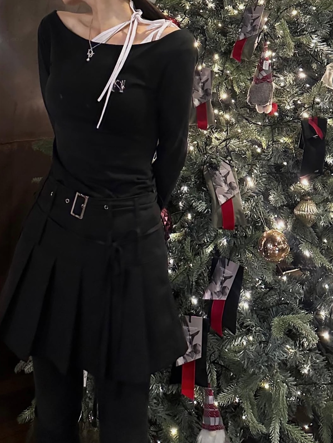 Newalrin Emblem Long Sleeve Boat Neck Top Black 착용 스타일