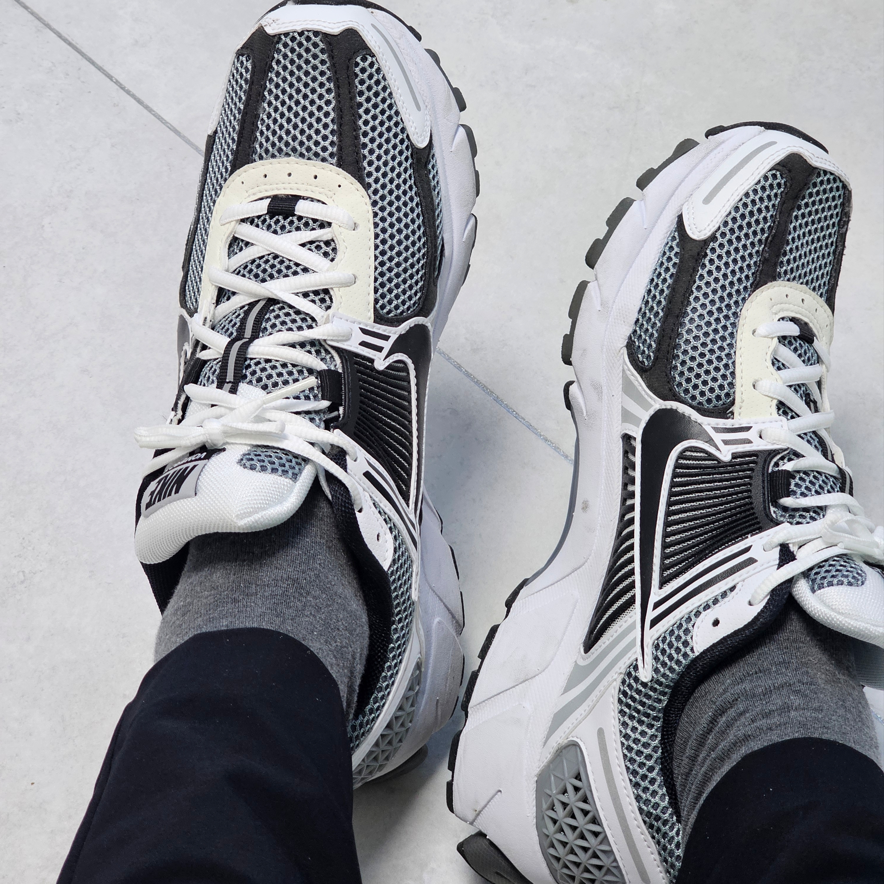Nike Zoom Vomero 5 SE SP Dark Grey Black White 착용 스타일 - 2