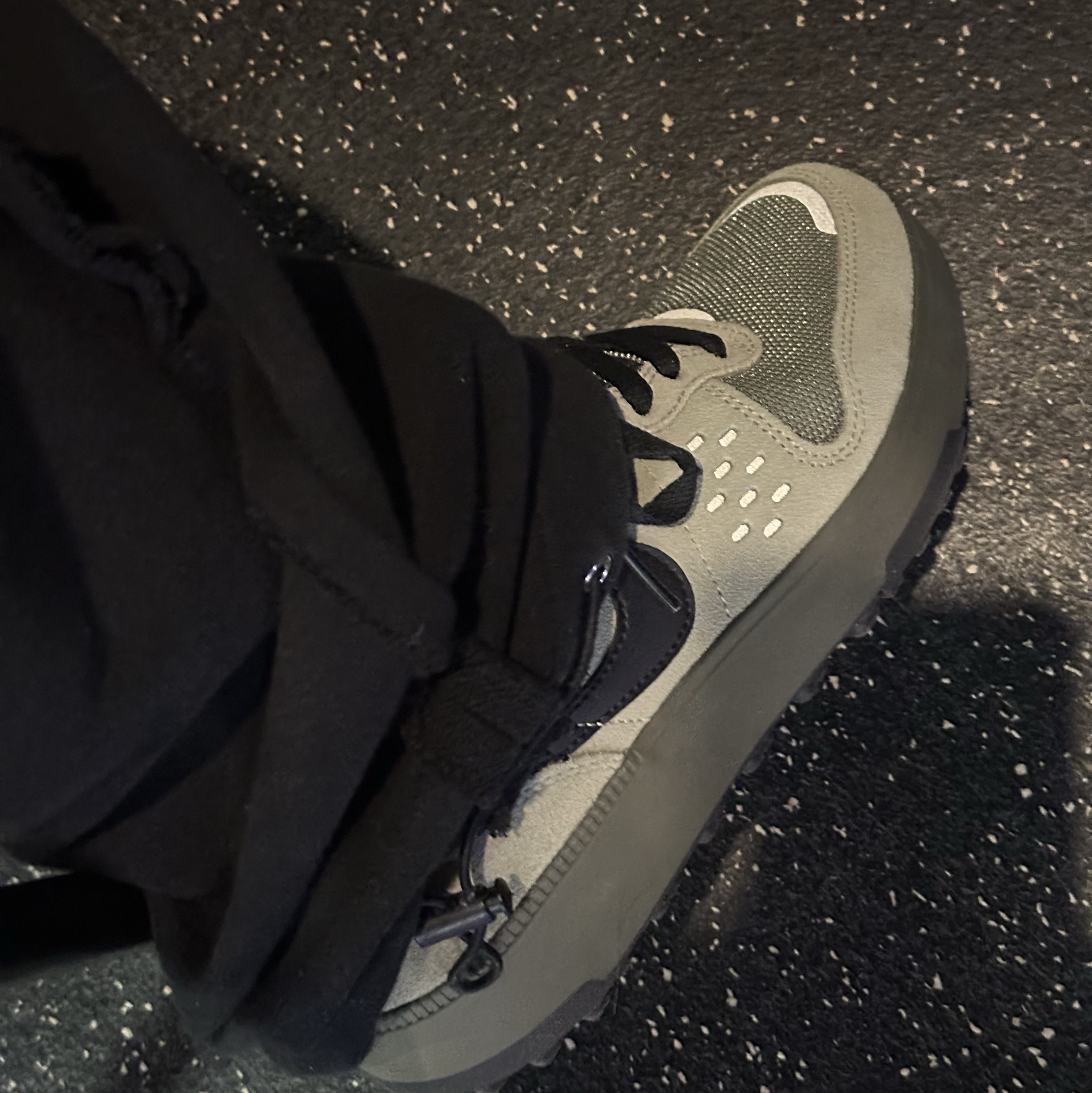 Nike C1TY Surplus Light Army Cargo Khaki 착용 스타일