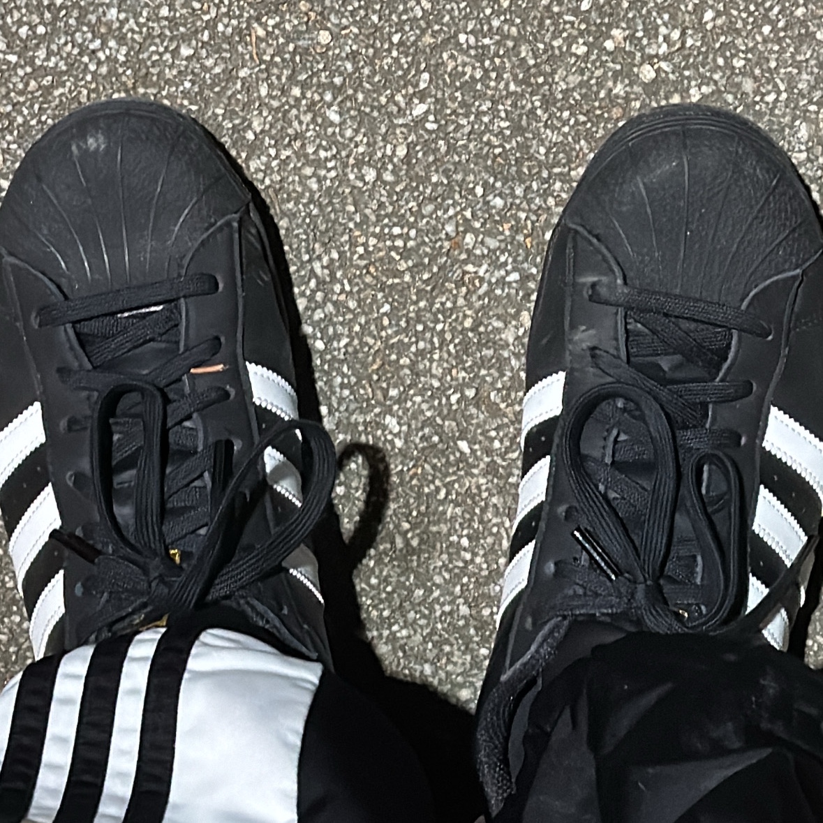 Adidas Superstar Core Black White 착용 스타일