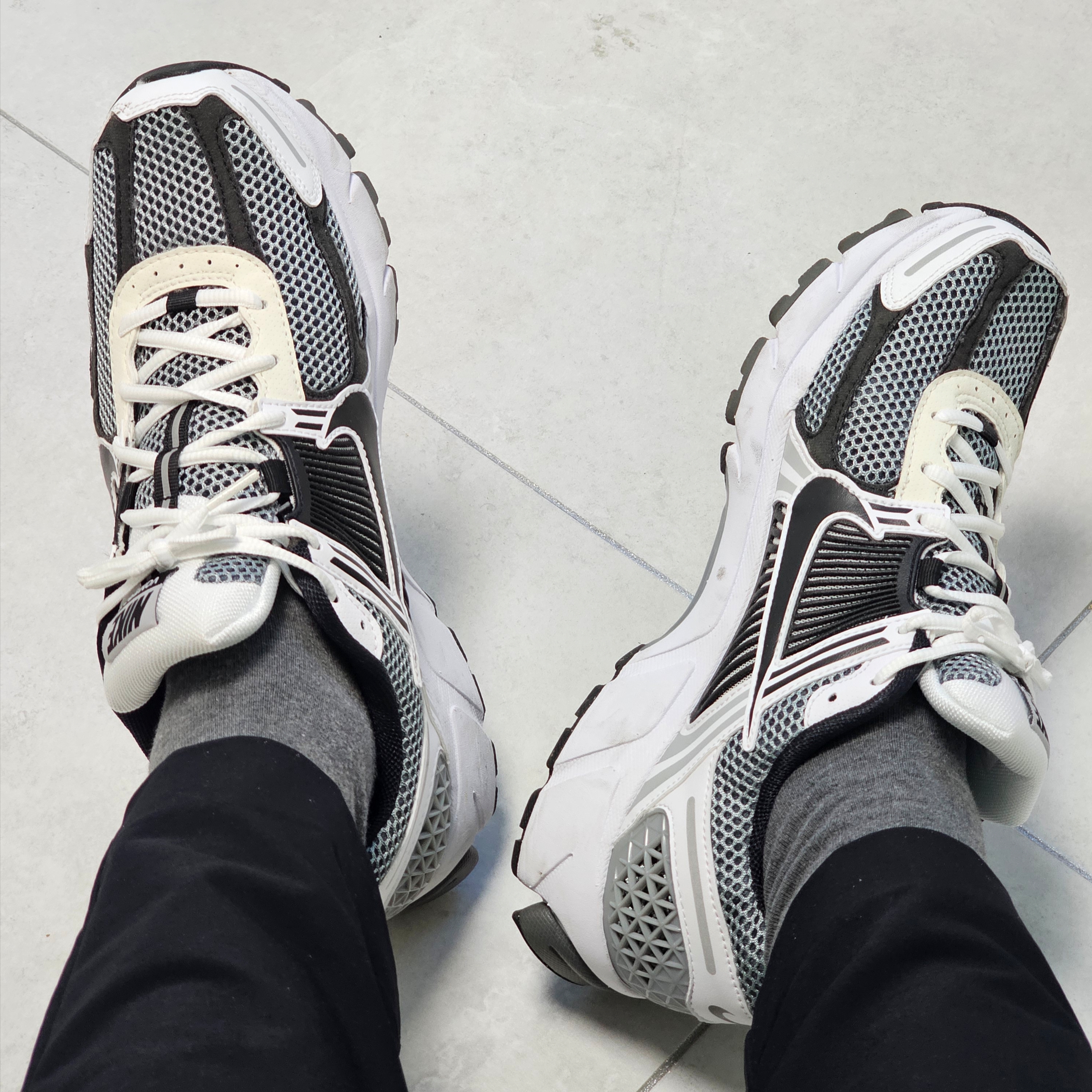 Nike Zoom Vomero 5 SE SP Dark Grey Black White 착용 스타일 - 1