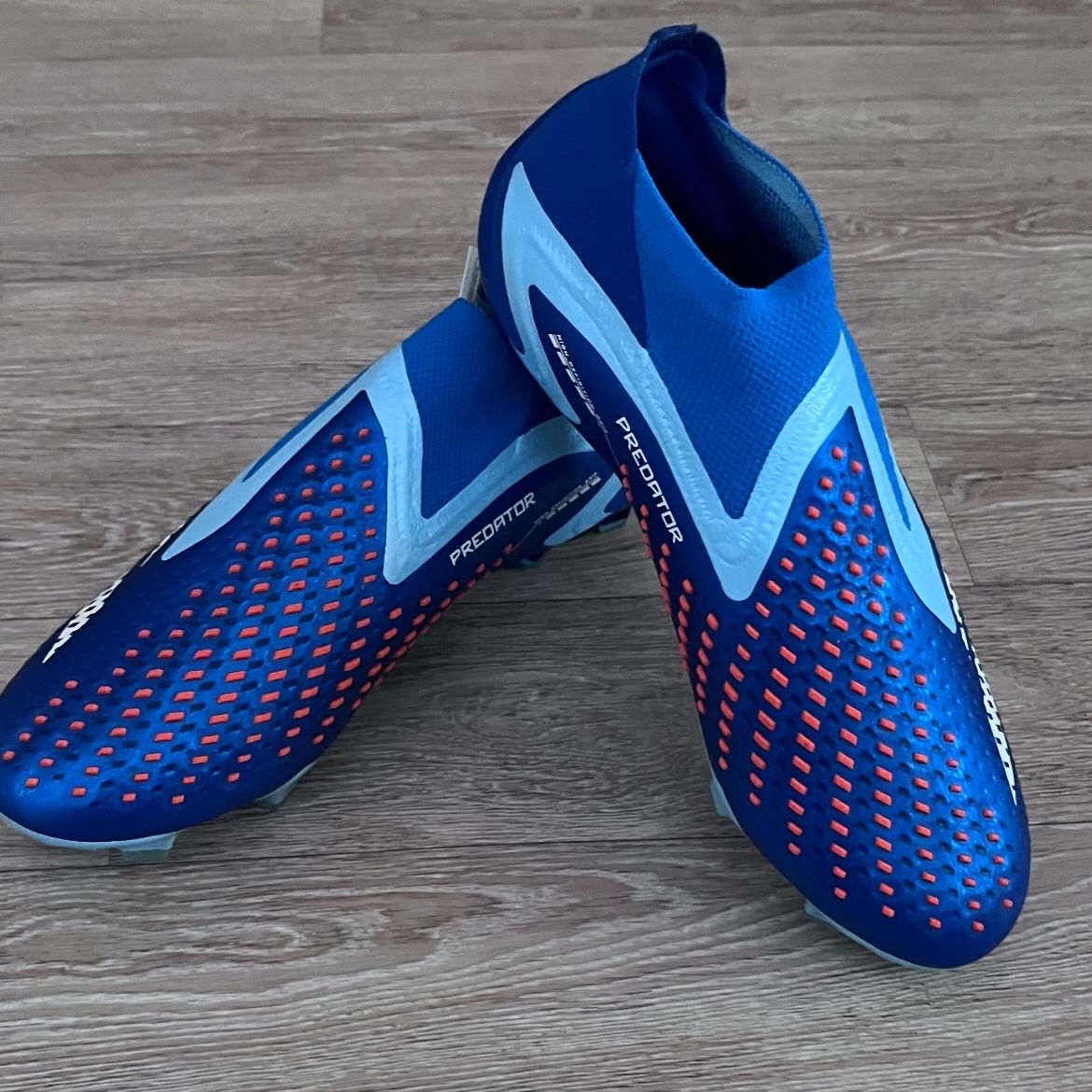Adidas Predator Accuracy+ FG Bright Royal 착용 스타일