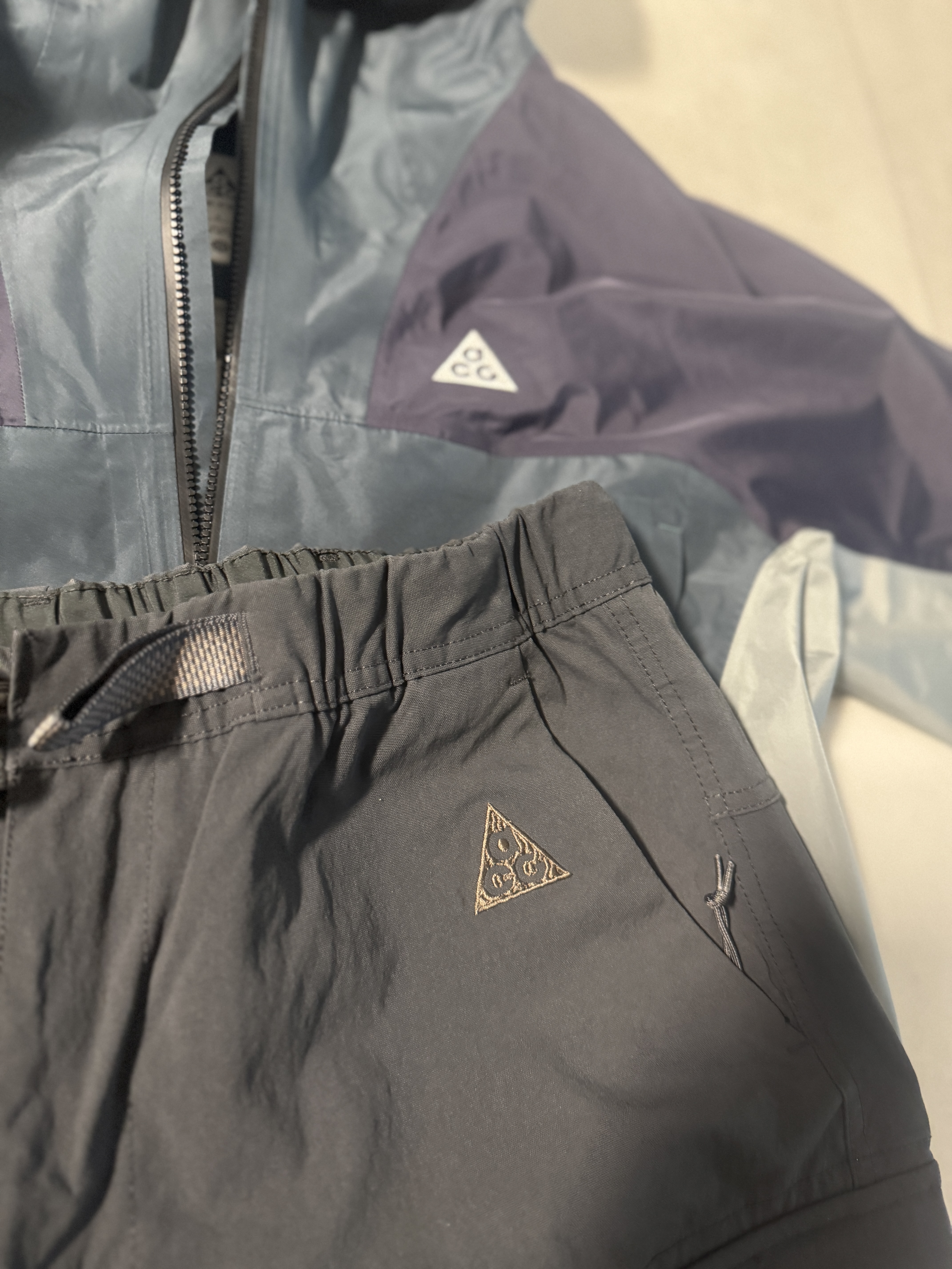 Nike ACG Storm-Fit ADV Chain of Craters Jacket Faded Spruce Black - Asia, Nike ACG Smith Summit Cargo Pants Dark Smoke Grey - Asia 착용 스타일
