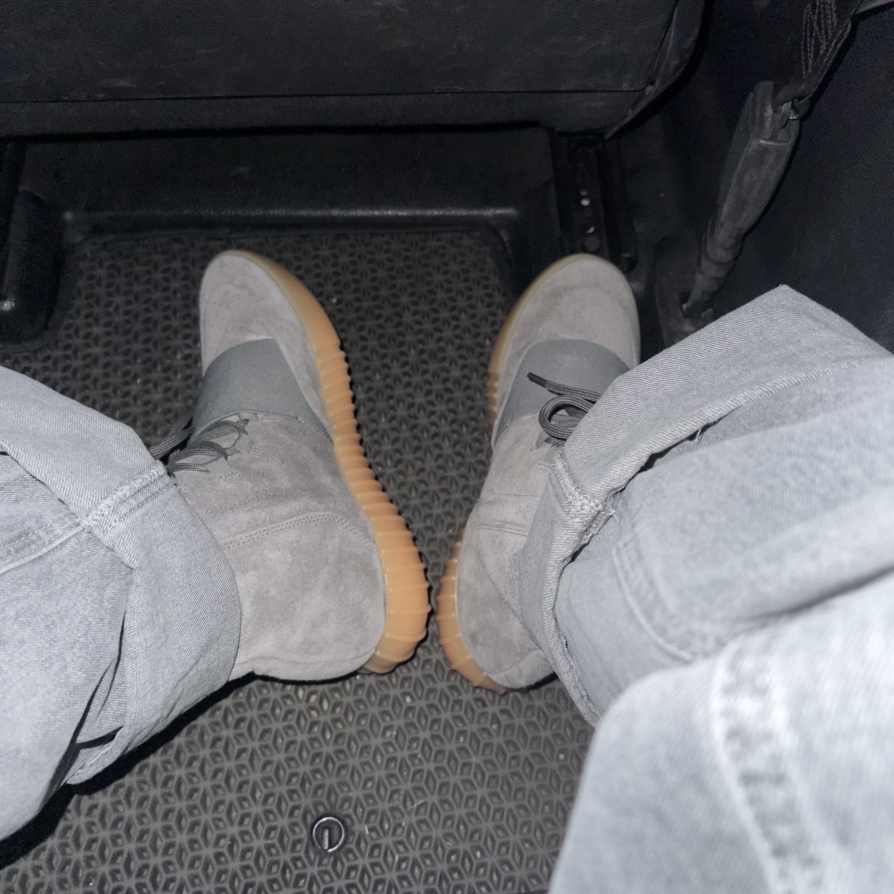 Adidas Yeezy Boost 750 Light Grey Glow In the Dark 착용 스타일