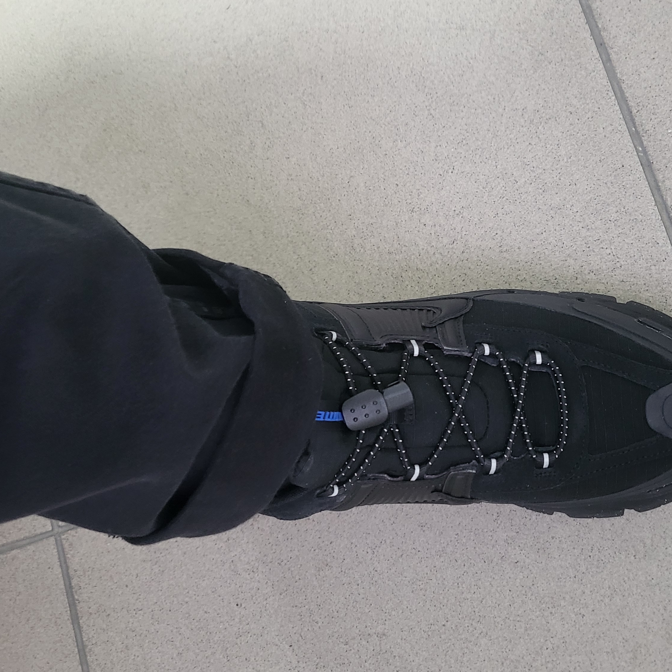 Nike Zoom Vomero Roam Black Racer Blue 착용 스타일 - 2