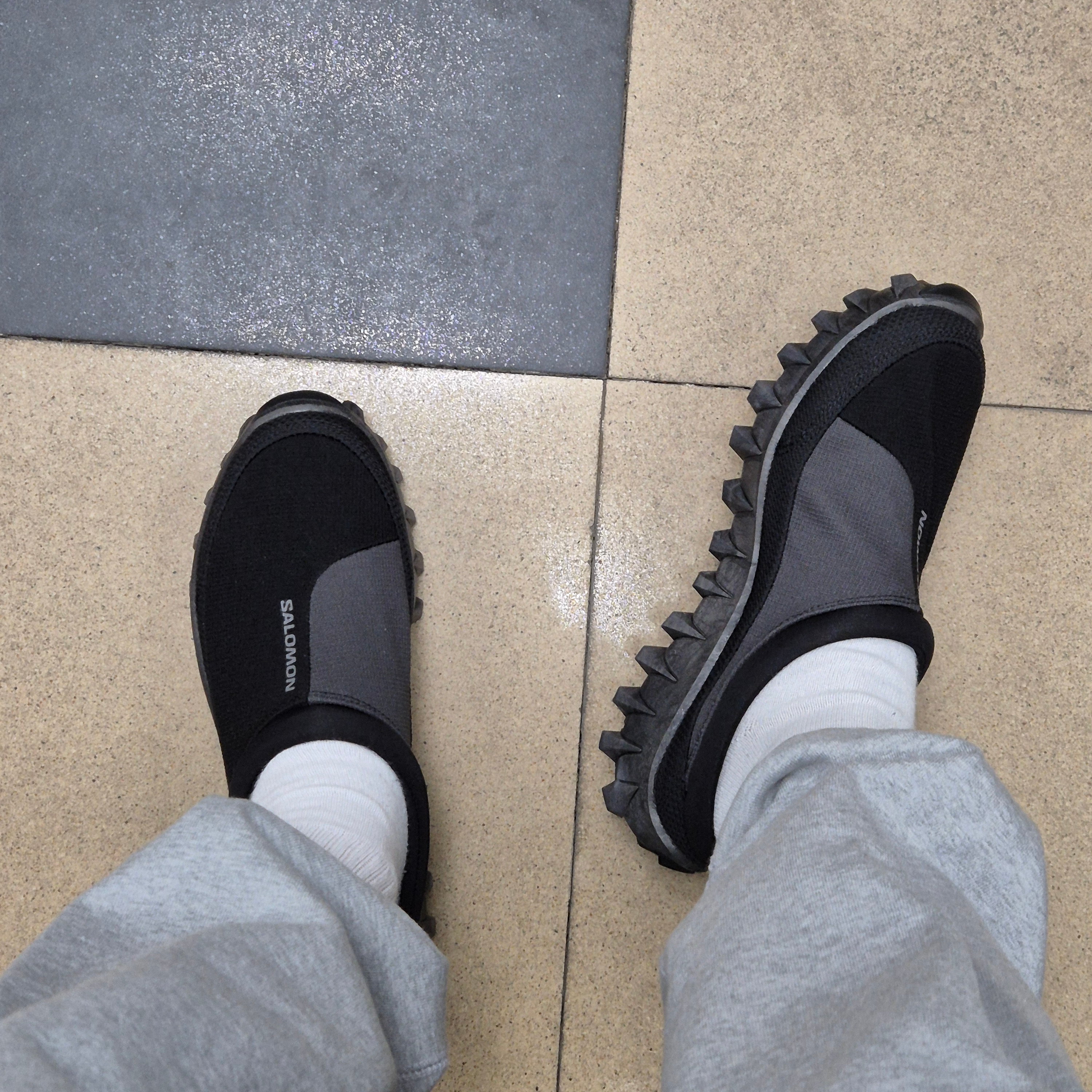 Salomon Snowclog Black Asphalt 착용 스타일