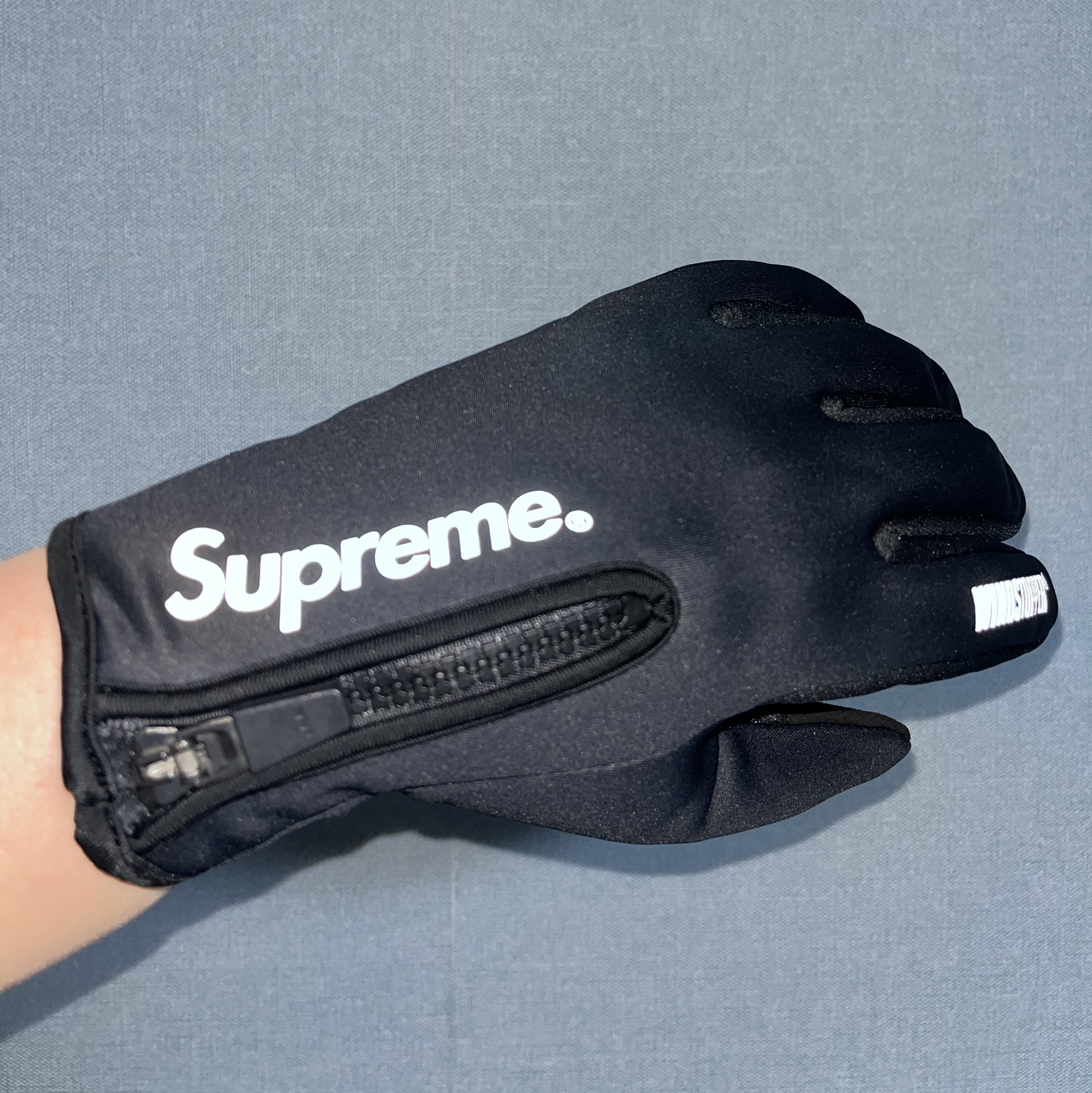 Supreme Windstopper Zip Gloves Black - 24FW 착용 스타일