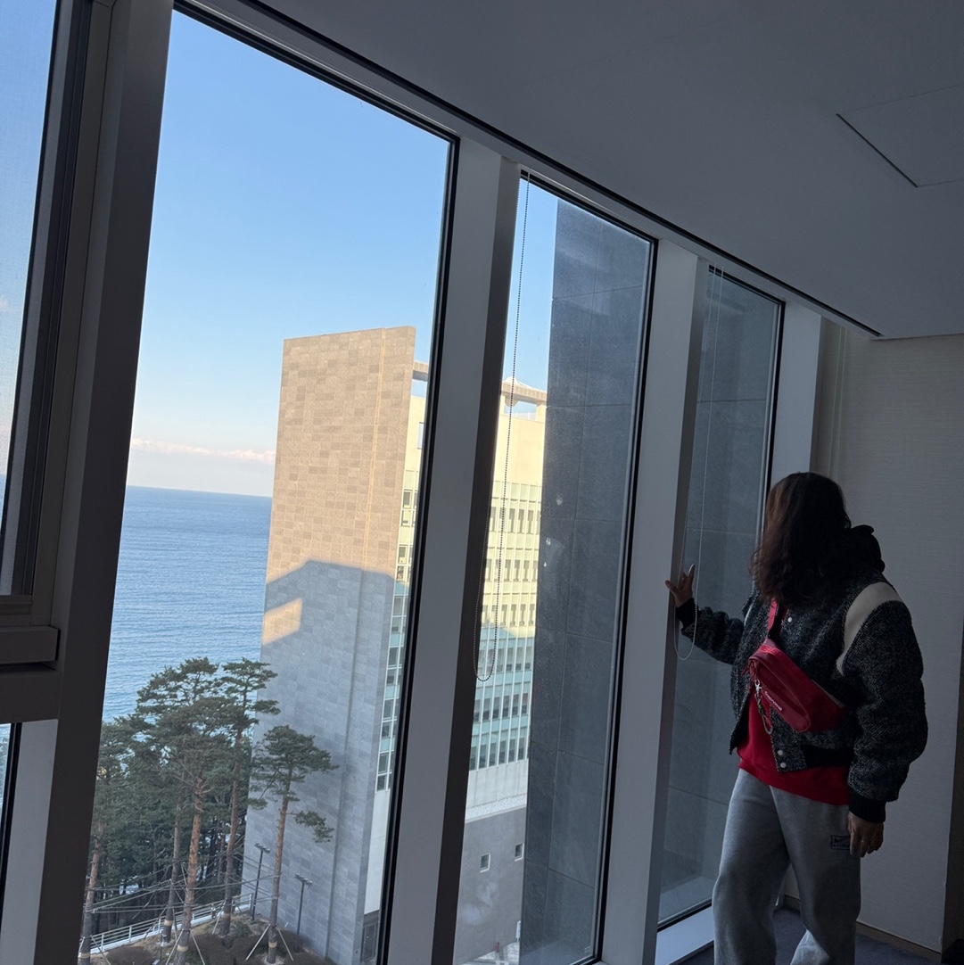 Supreme Box Logo Hooded Sweatshirt Multicolor - 24FW, Supreme Leather Waist Bag Red - 23FW 착용 스타일 - 1