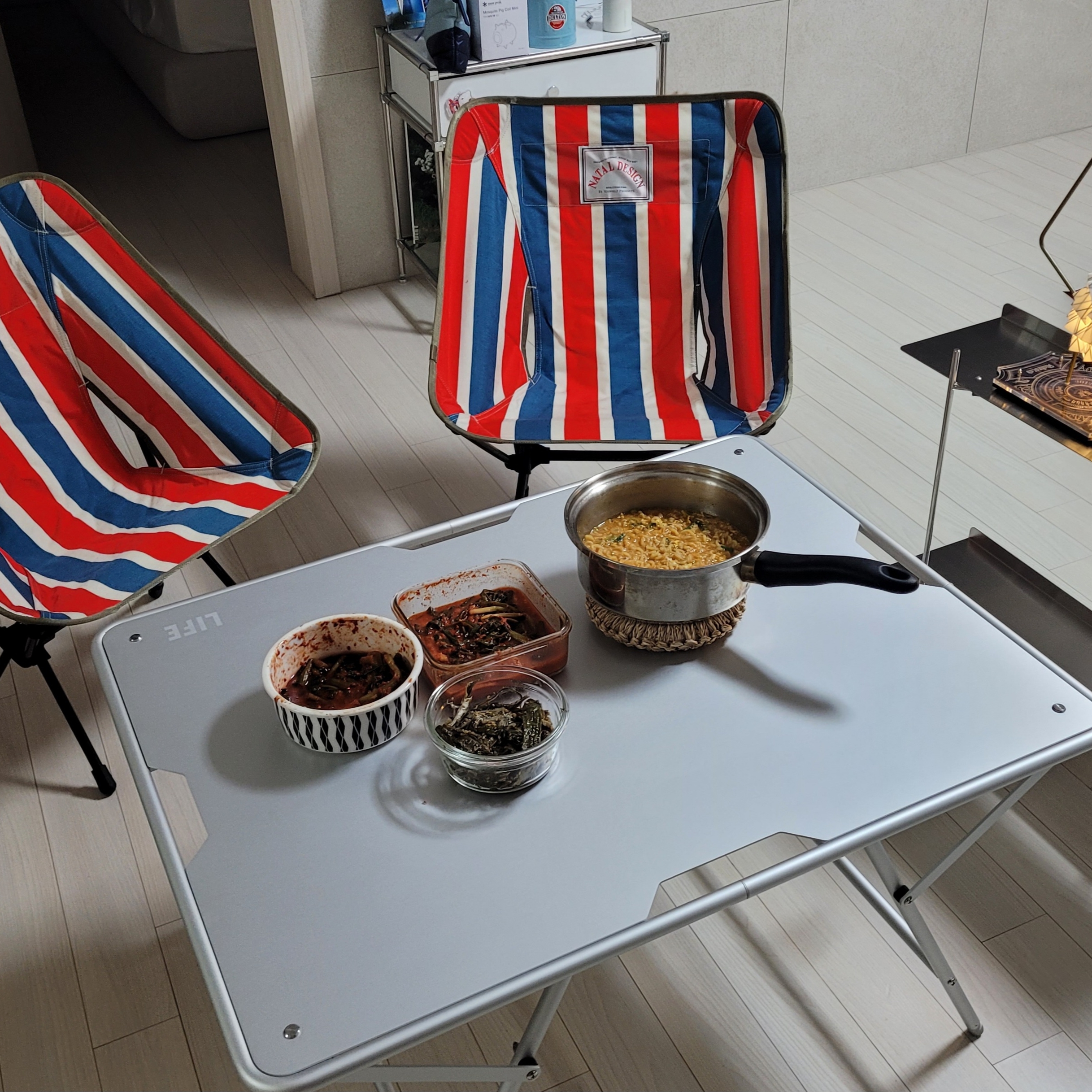Helinox x Natal Design Chair One Natal Stripe 착용 스타일