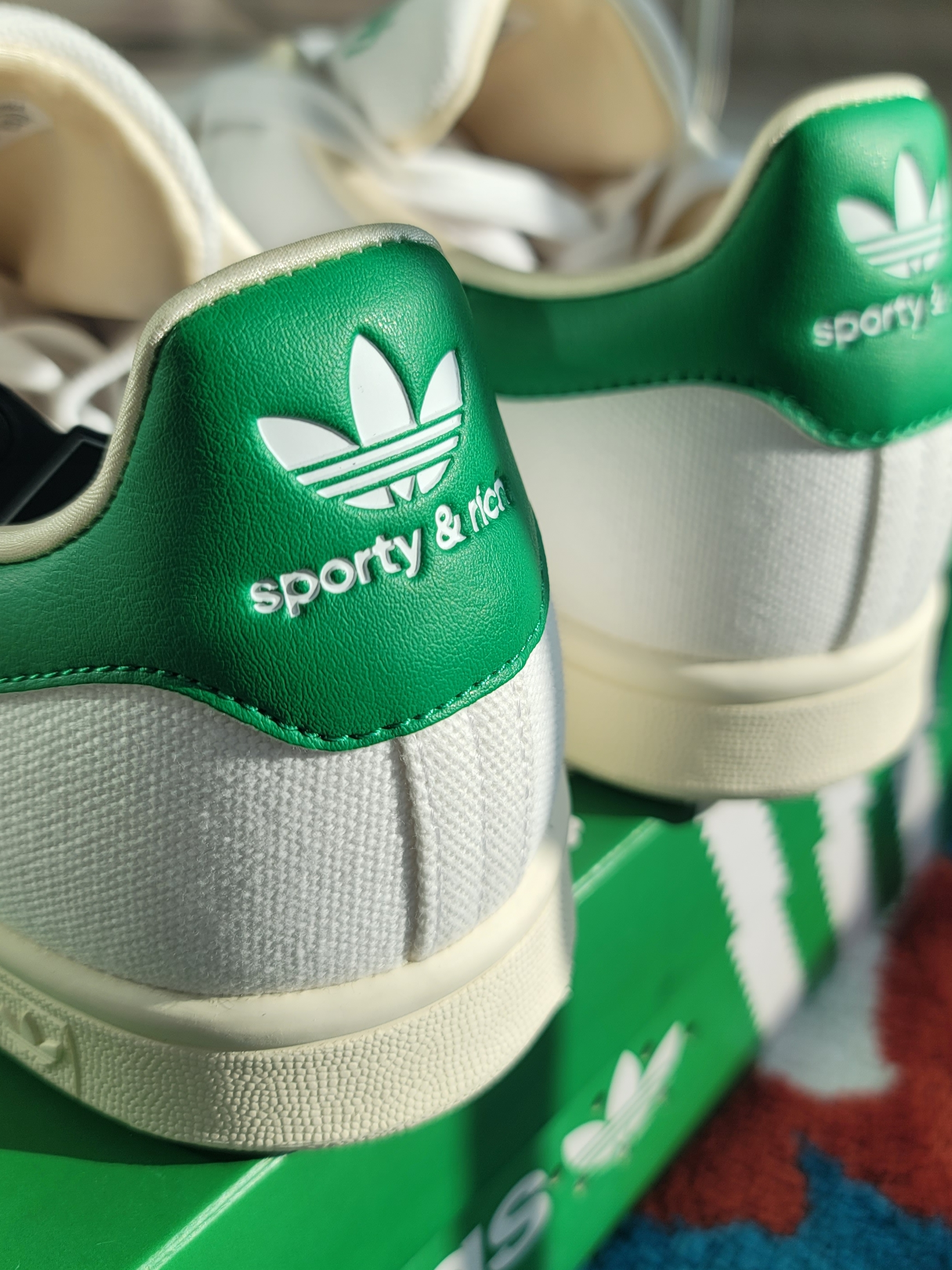 Adidas x Sporty & Rich Stan Smith White Green 착용 스타일 - 3