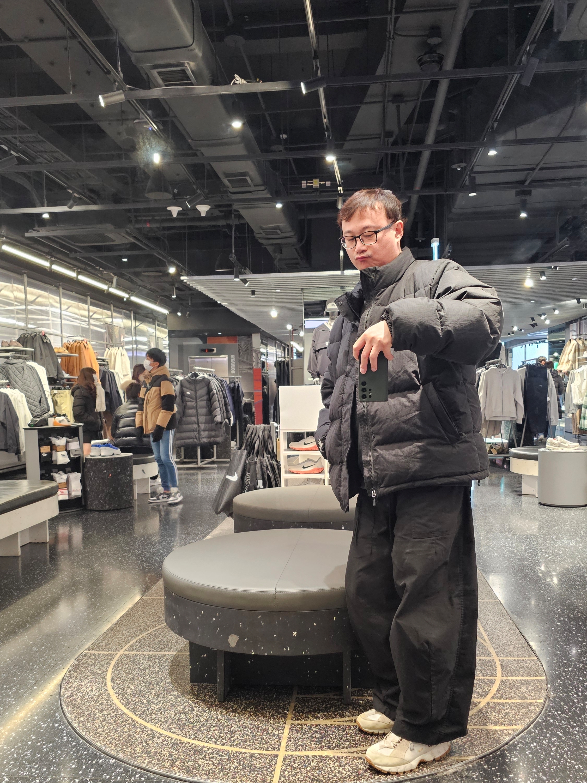 Stussy Ripstop Down Puffer Jacket Black, Nike x Jacquemus Air Humara LX Light Bone and Gold 착용 스타일