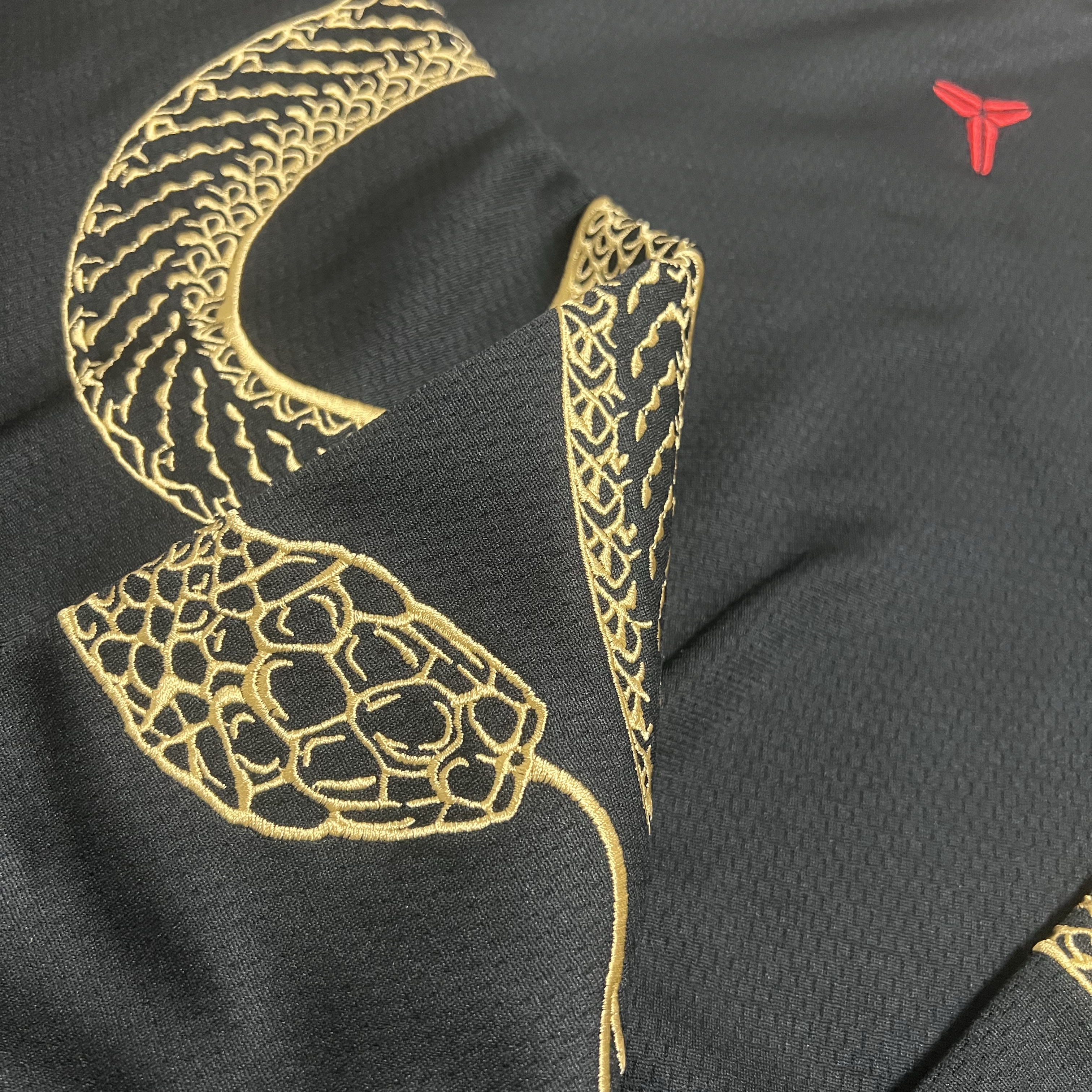 Nike Kobe Year of Mamba Therma-Fit Basketball Crew-Neck Sweatshirt Black (HQ4698-010) 착용 스타일 - 2