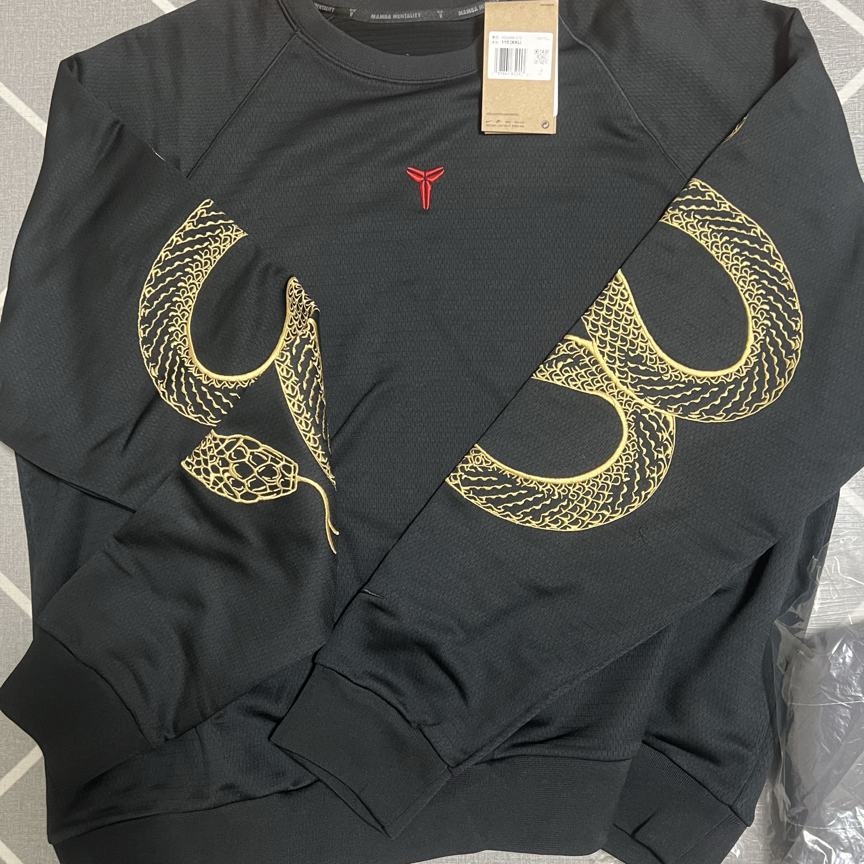 Nike Kobe Year of Mamba Therma-Fit Basketball Crew-Neck Sweatshirt Black (HQ4698-010) 착용 스타일 - 1