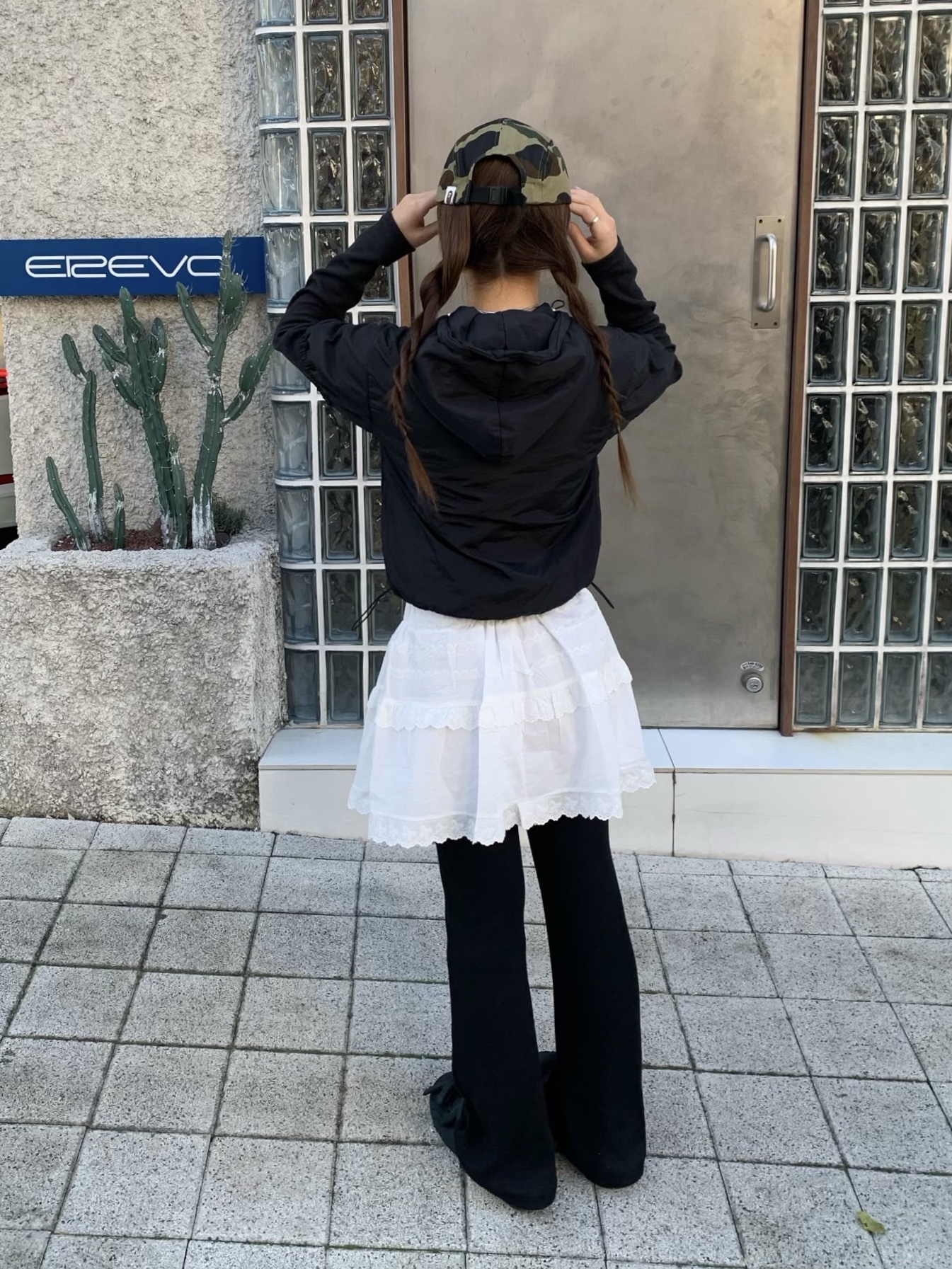 Subu x Perverze Multiple Winter Sandal Black 착용 스타일 - 4