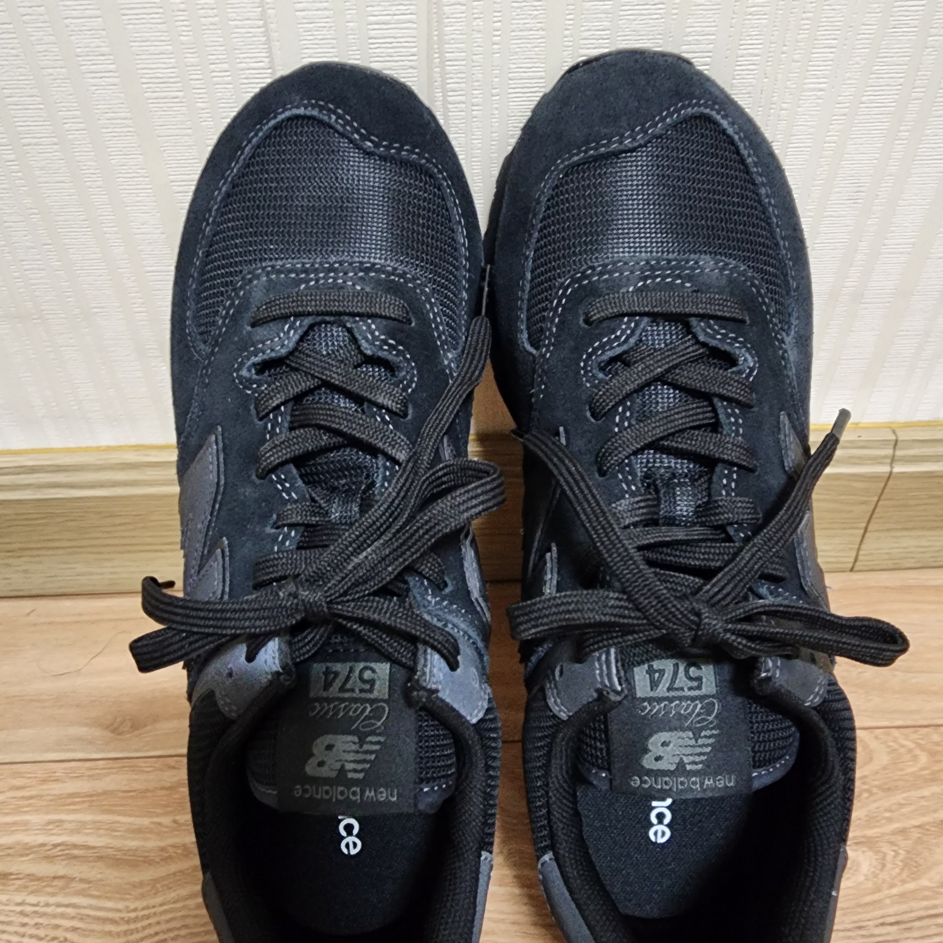 New Balance 574 Triple Black - D Standard 착용 스타일