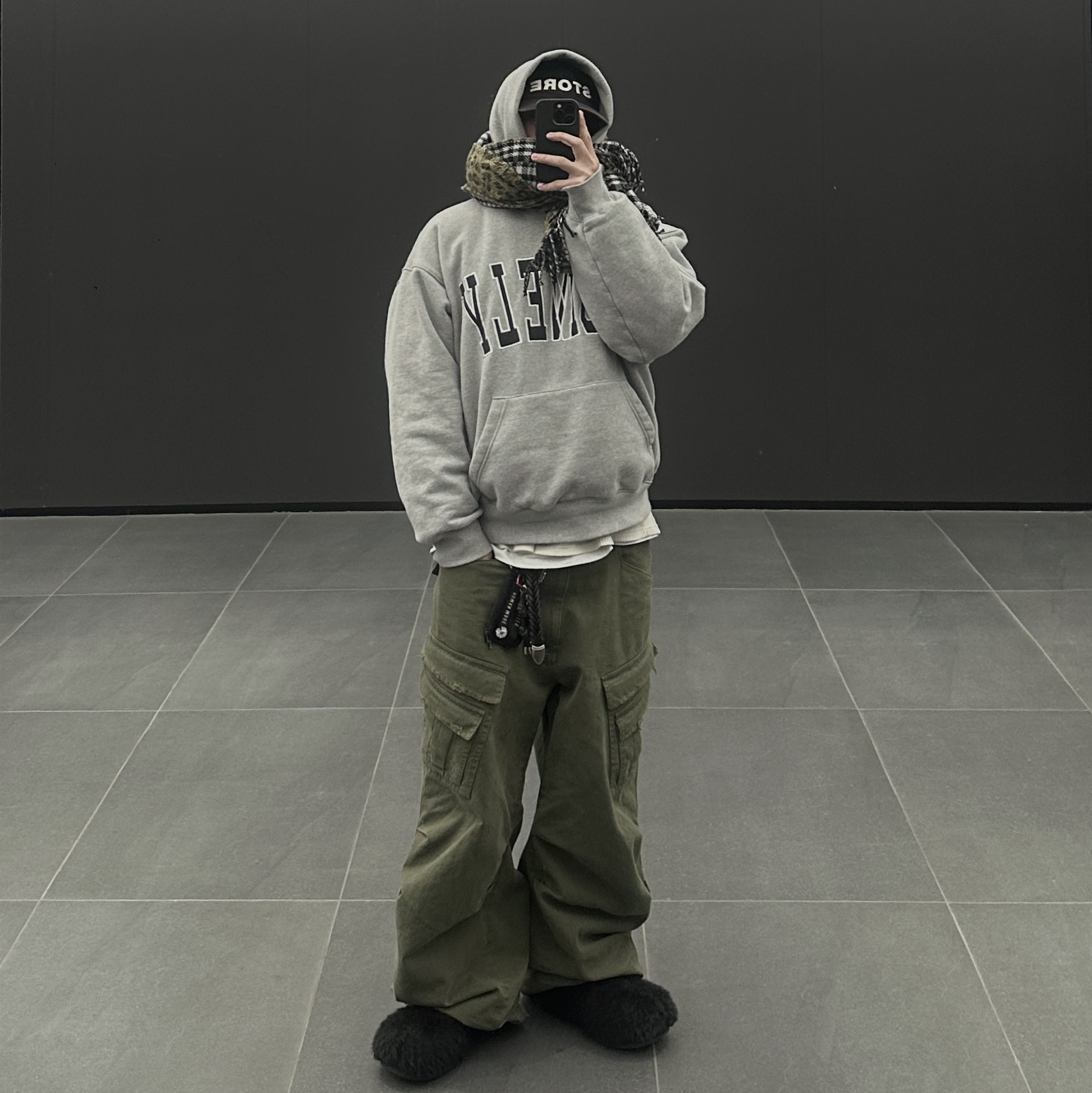 Nonnod Double Pocket Cargo Pants Vintage Khaki, Human Made Military Card Case Black 착용 스타일 - 1