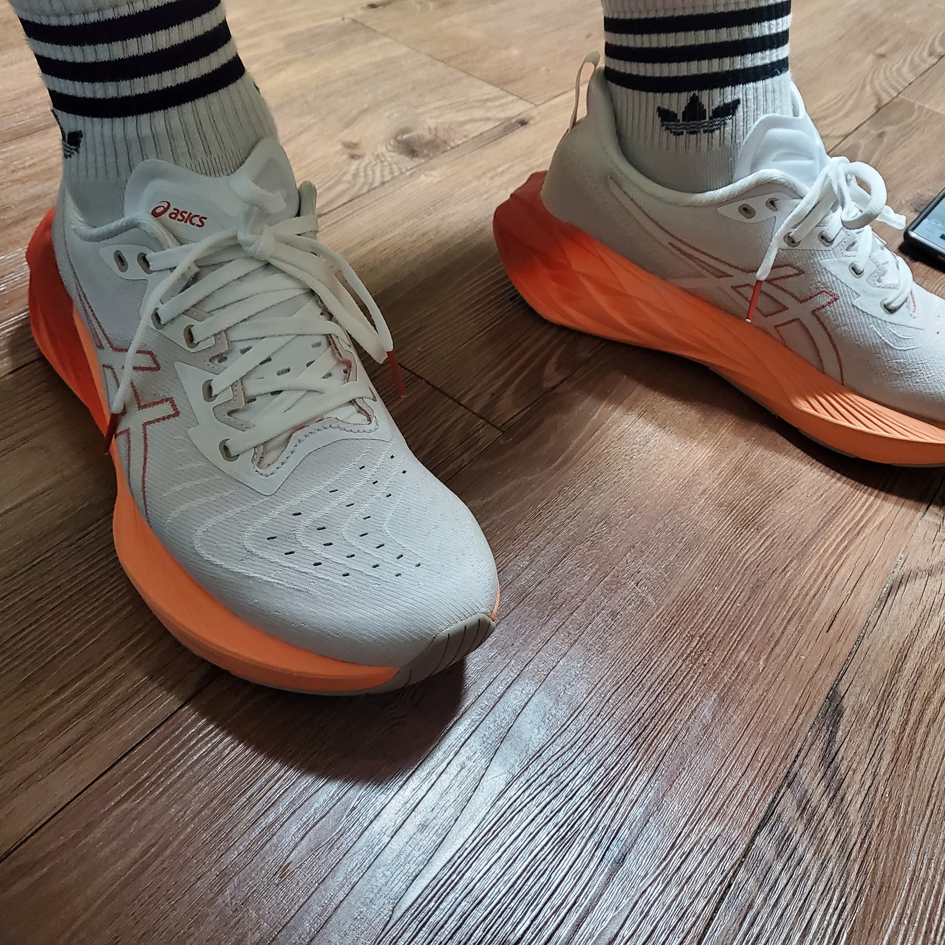Asics Novablast 4 White Moonrock 착용 스타일